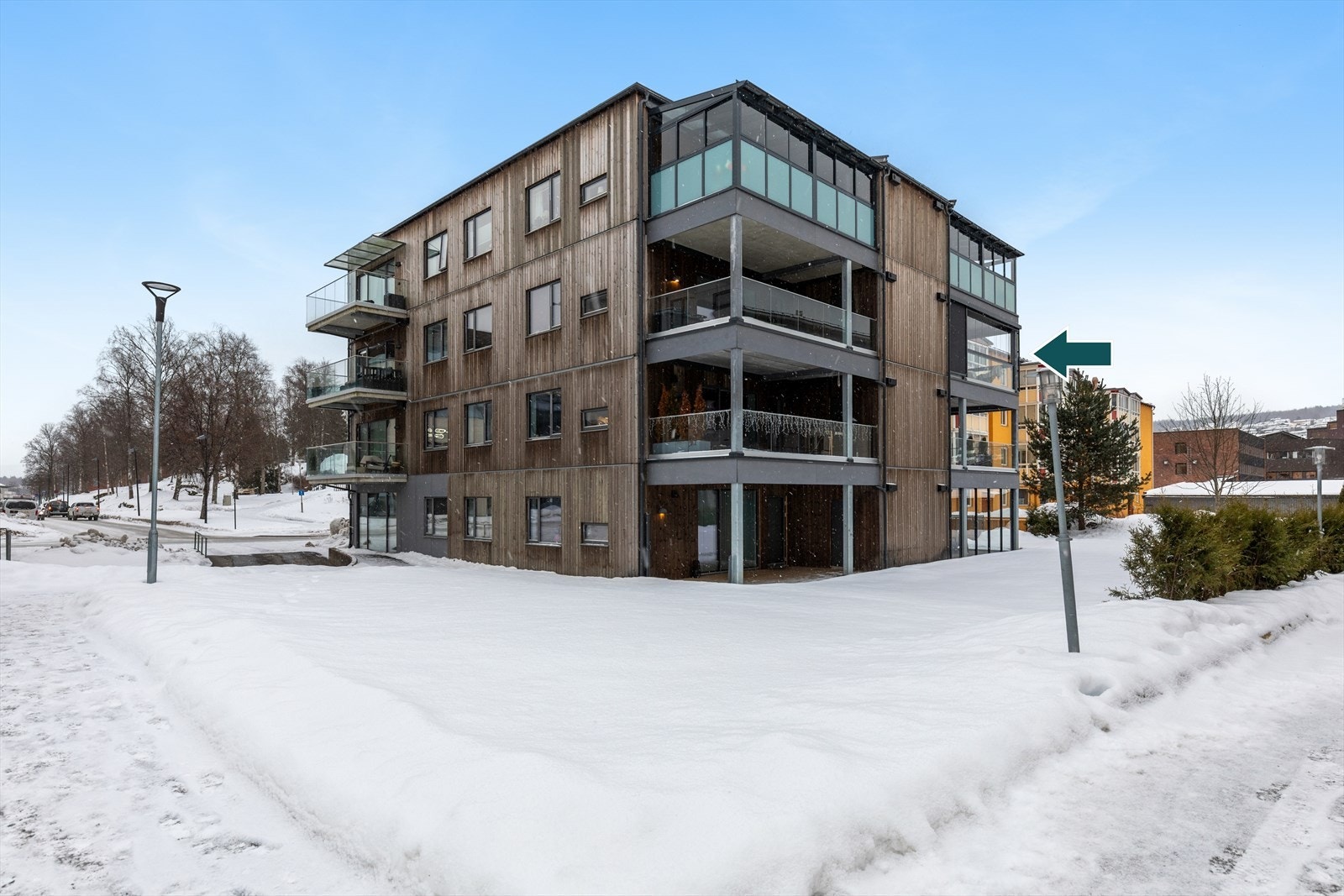 Eiendommen ligger i 3. etasje i en sentral beliggende boligblokk fra 2022. Galleribilde