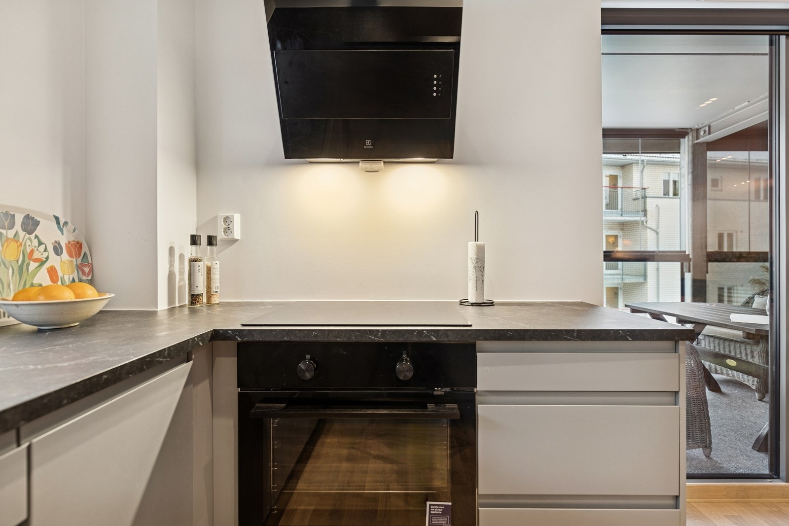 Integrerte hvitevarer bestående av induksjonstopp, stekeovn, oppvaskmaskin og kombiskap. Galleribilde