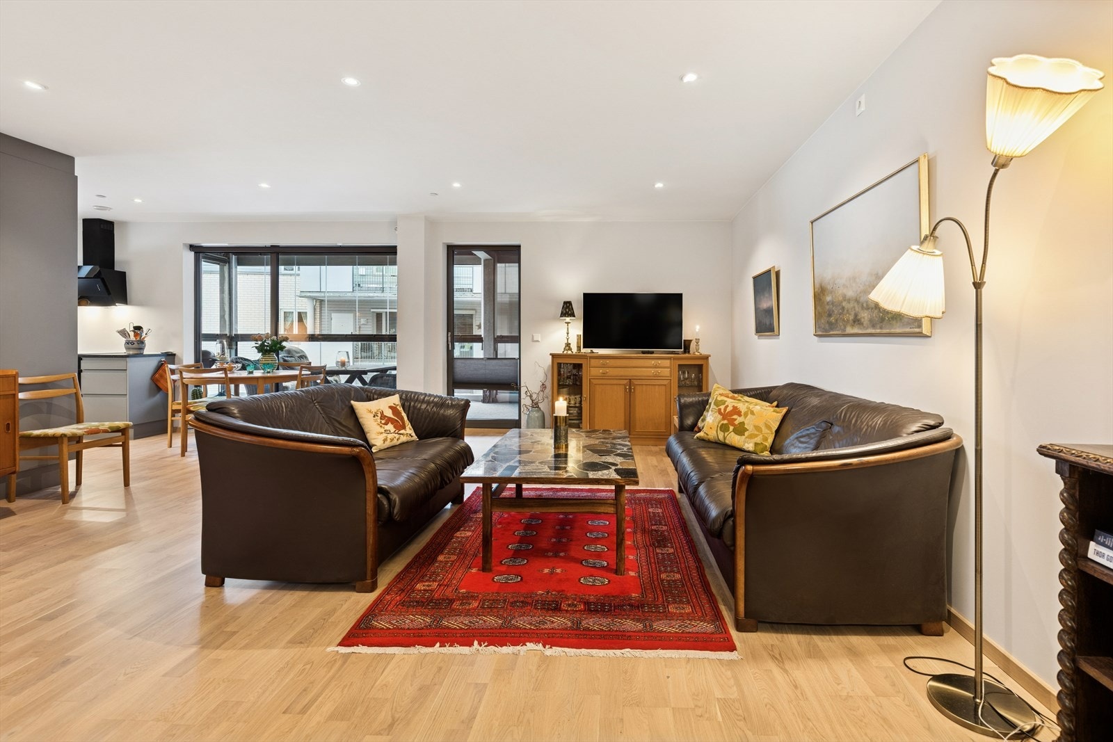 Åpen og luftig stue/kjøkkenløsning med gode møbleringsmuligheter. Galleribilde