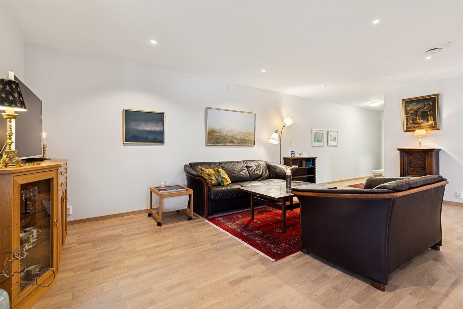 Dimbare downlights i taket sørger for god og stemningsfull belysning. Galleribilde