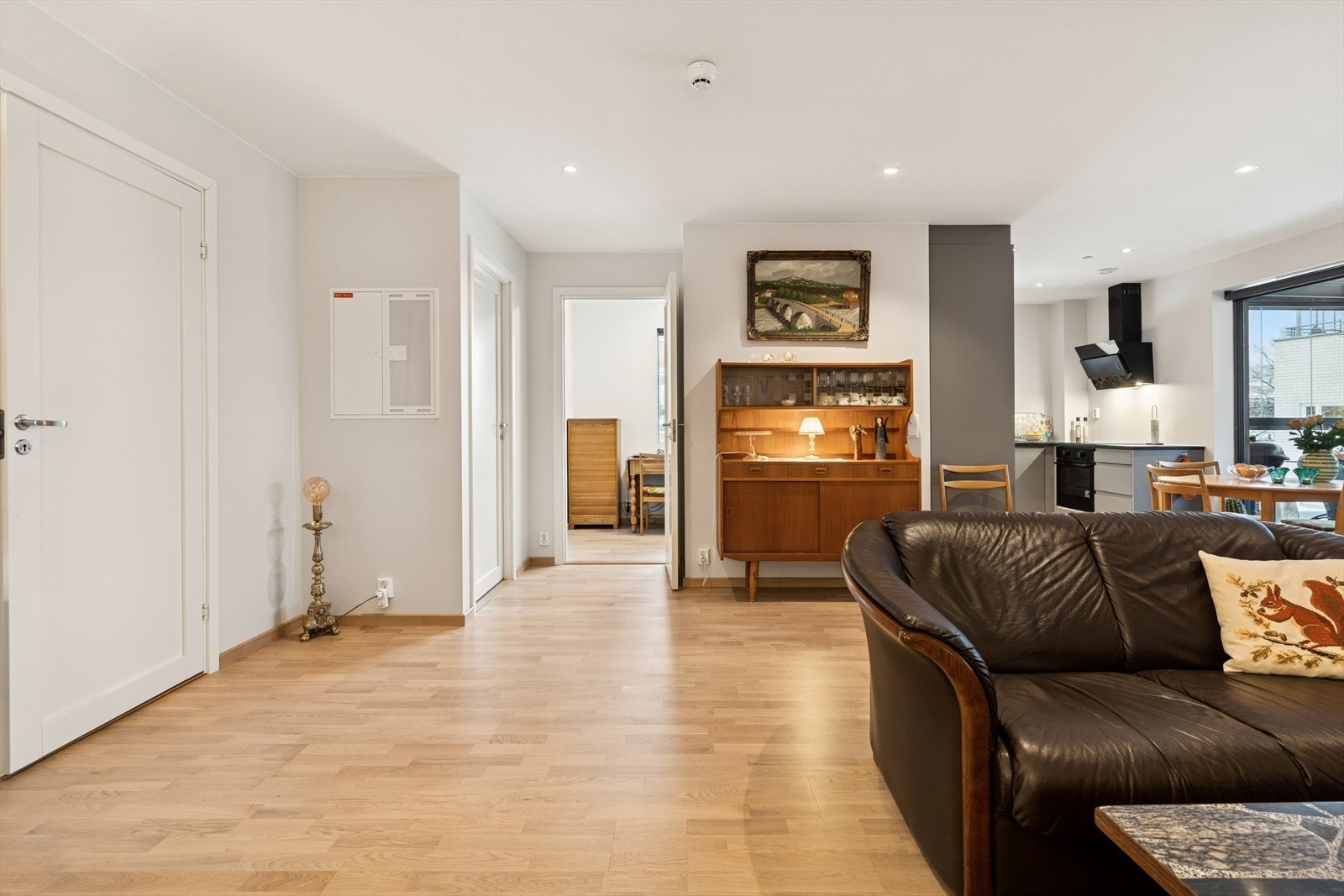 De to soverommene ligger vegg-i-vegg innenfor stuen. Galleribilde