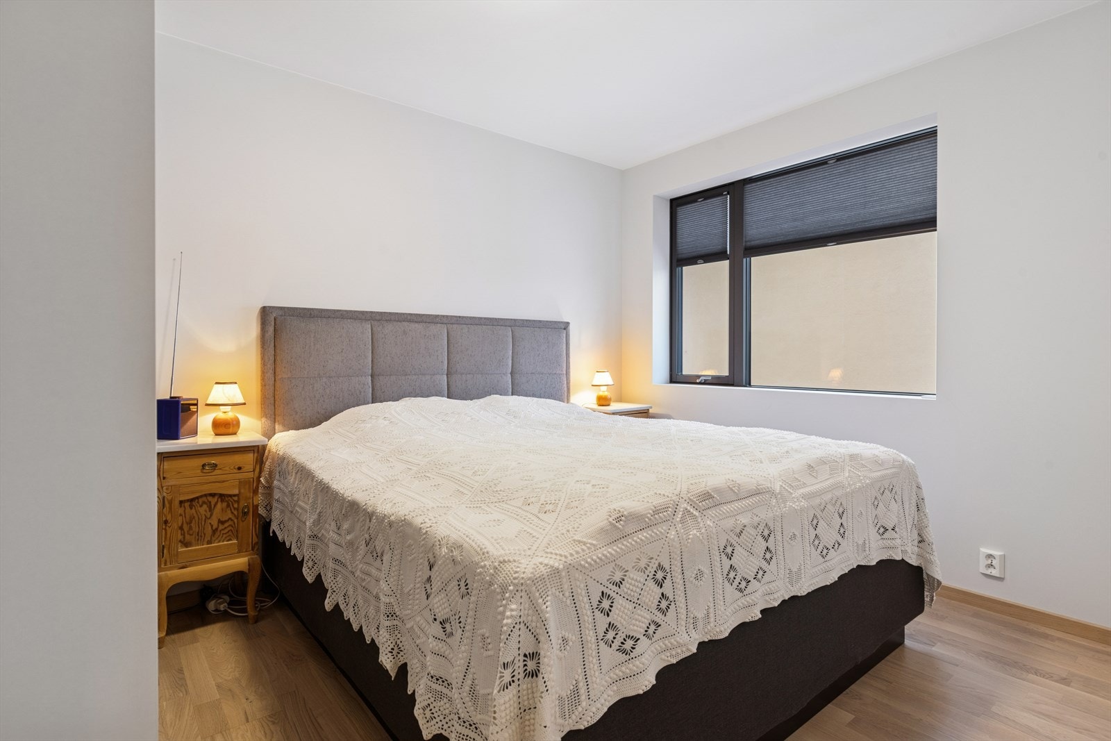 Hovedsoverommet har god størrelse. I tillegg til innvendig solskjerming er det motoriserte "screens" på alle vinduer og verandaen. Galleribilde