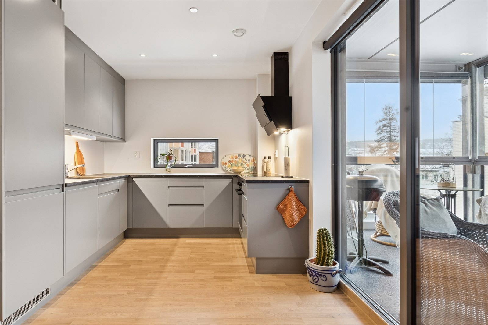 På kjøkkenet er det stilig og praktisk innredning fra Norema. Galleribilde