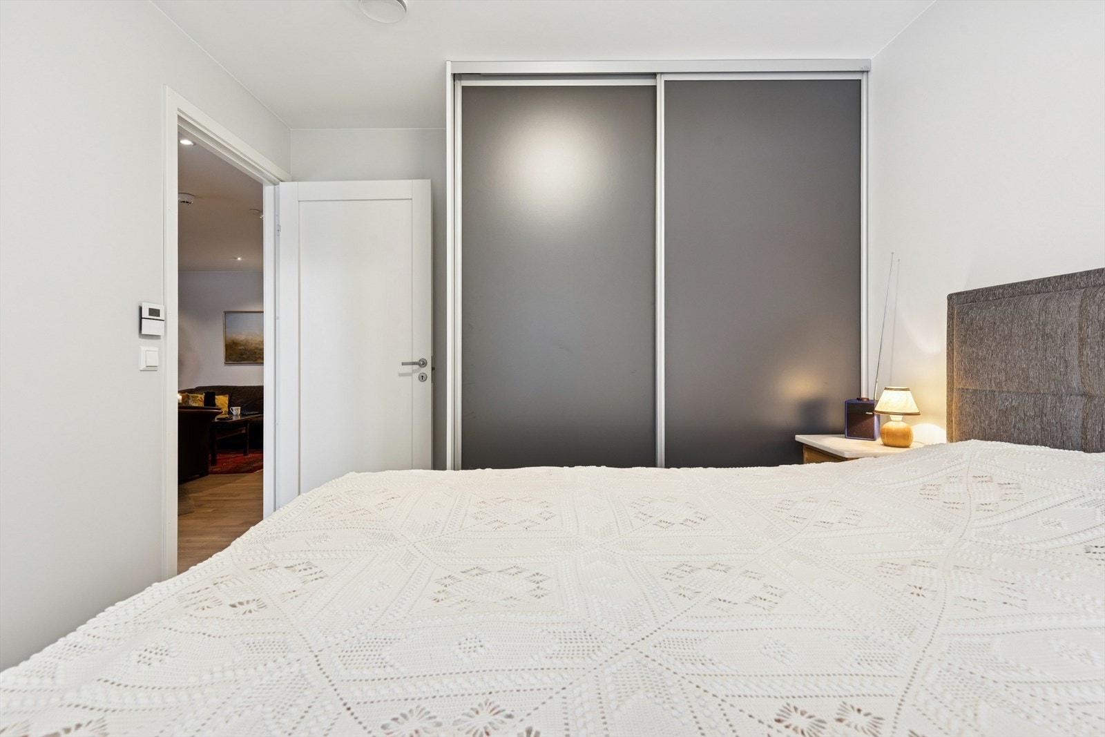 Det er skyvedørsgarderobe på begge soverommene. Galleribilde