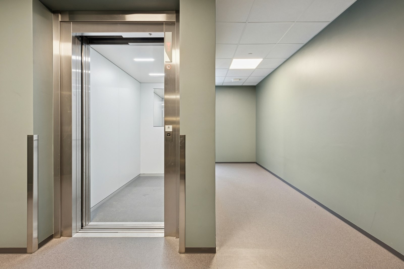 Adkomst via heis fra både parkeringskjelleren og inngangspartiet på bakkeplan. Galleribilde