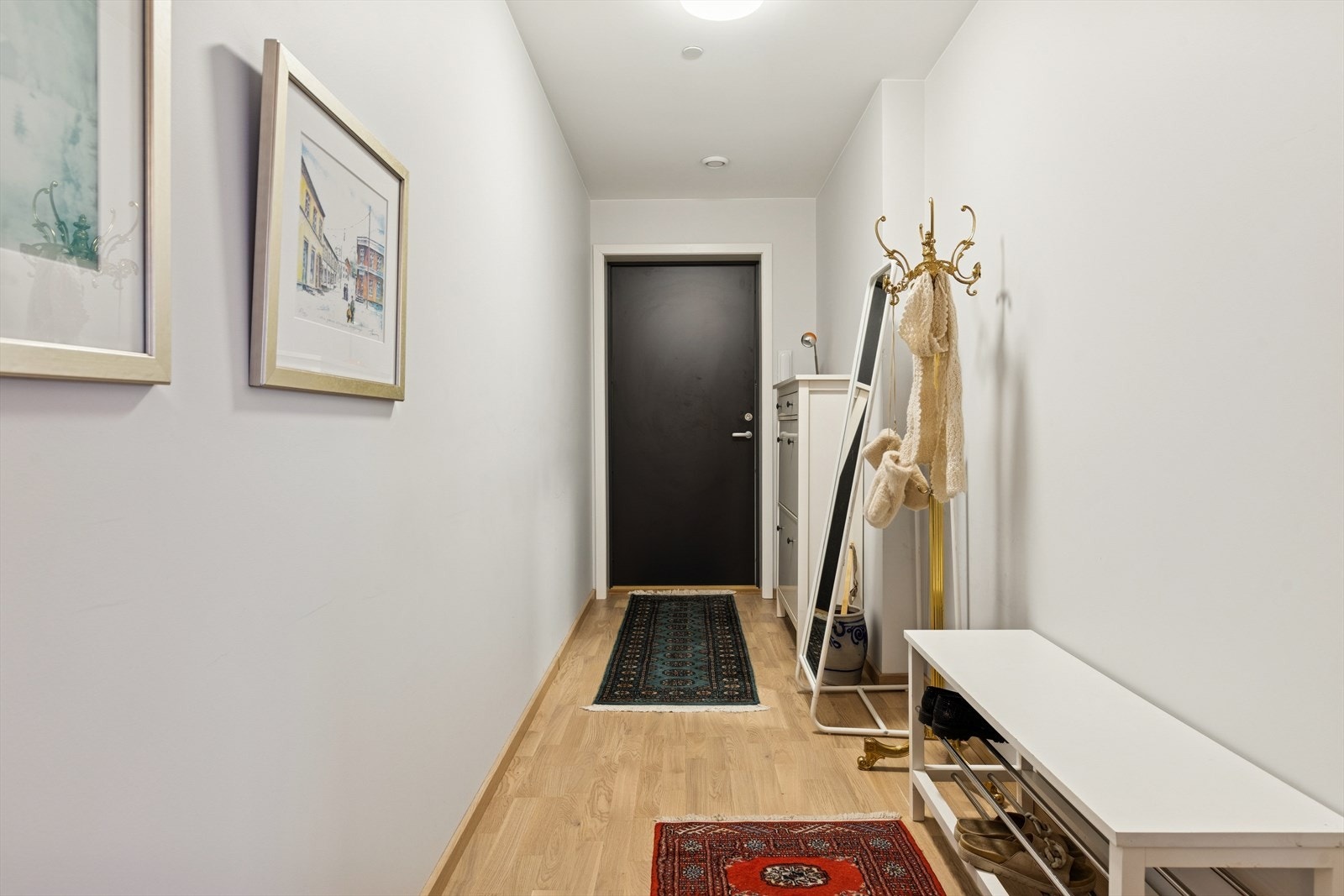 I entreen er det plass til slange garderobeskap, eller skoskap og veggheng etc. Galleribilde