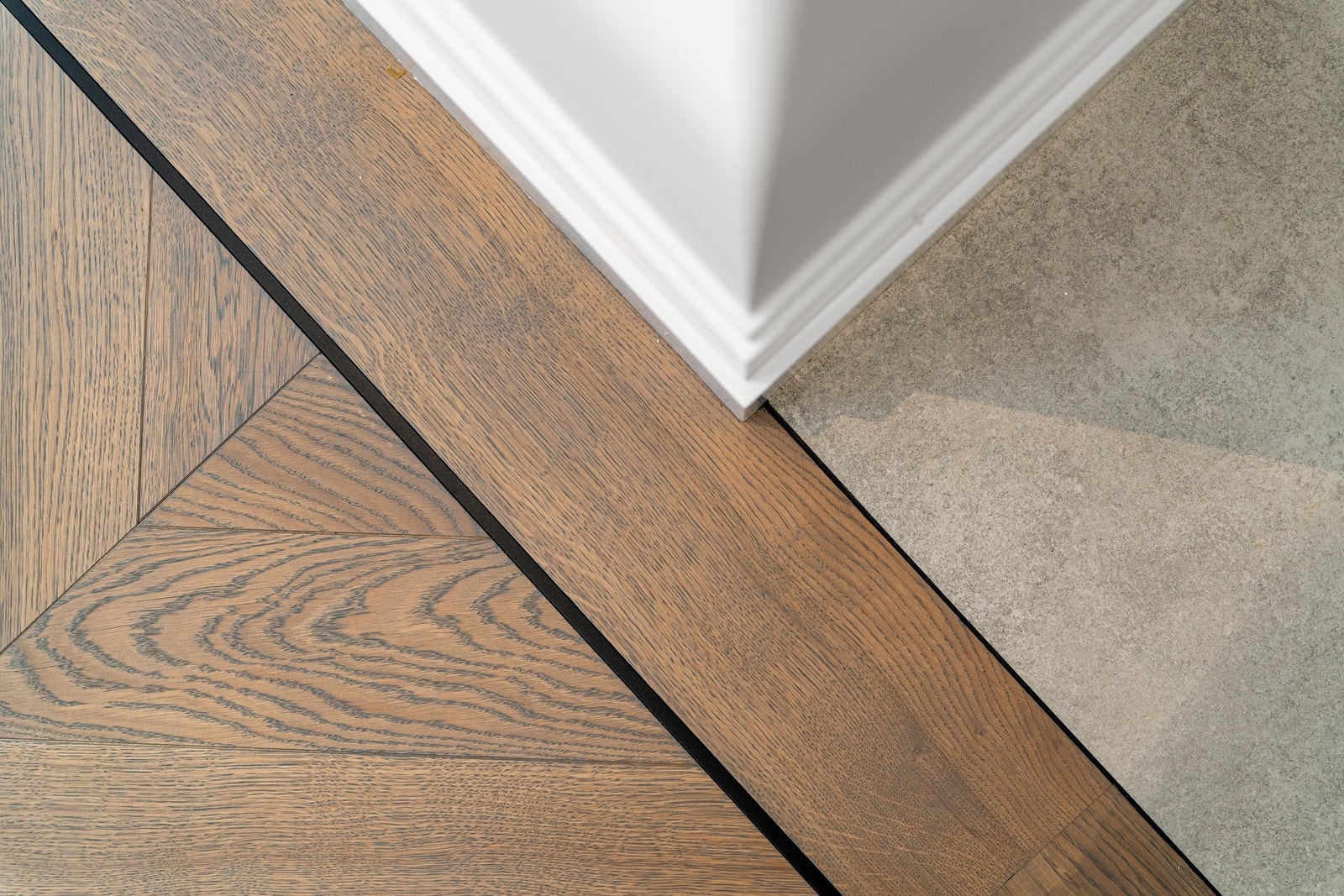 Det er lagt stor vekt på detaljer i hele leiligheten. Gulvet i stuen er hellimt Chevron eikeparkett lagt terskelfritt. Galleribilde