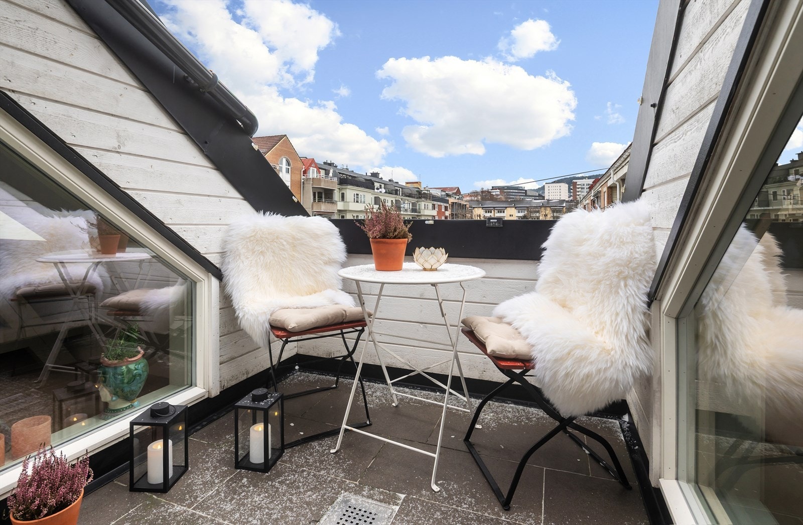 Leiligheten ligger i byggets 5.etasje og inneholder: Stue, kjøkken, soverom, bad og entré Galleribilde