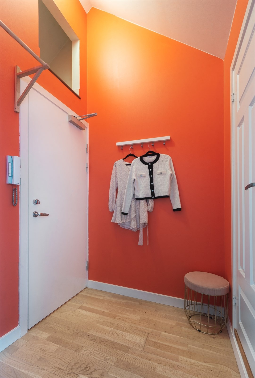 Romslig entrè innredet med porttelefon og lagringsplass over inngangsdøren Galleribilde