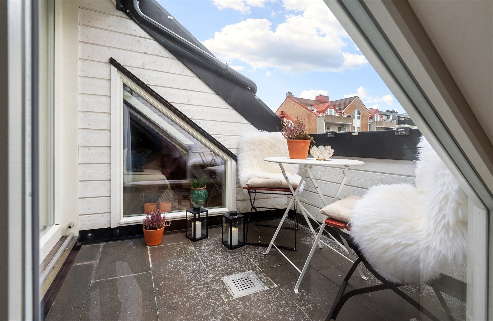 Terrassen er i sin helhet vendt inn mot indre gårdsrom Galleribilde