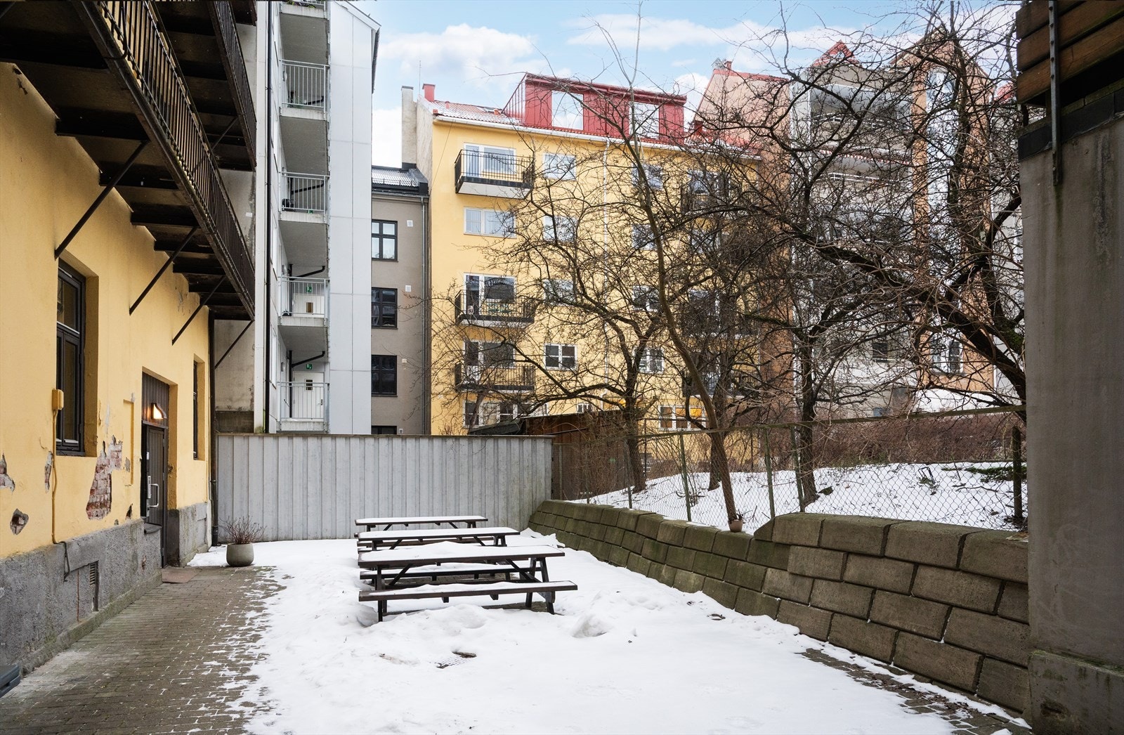 Felles gårdsrom - borettslagets fasade skal pusses opp i 2026 Galleribilde