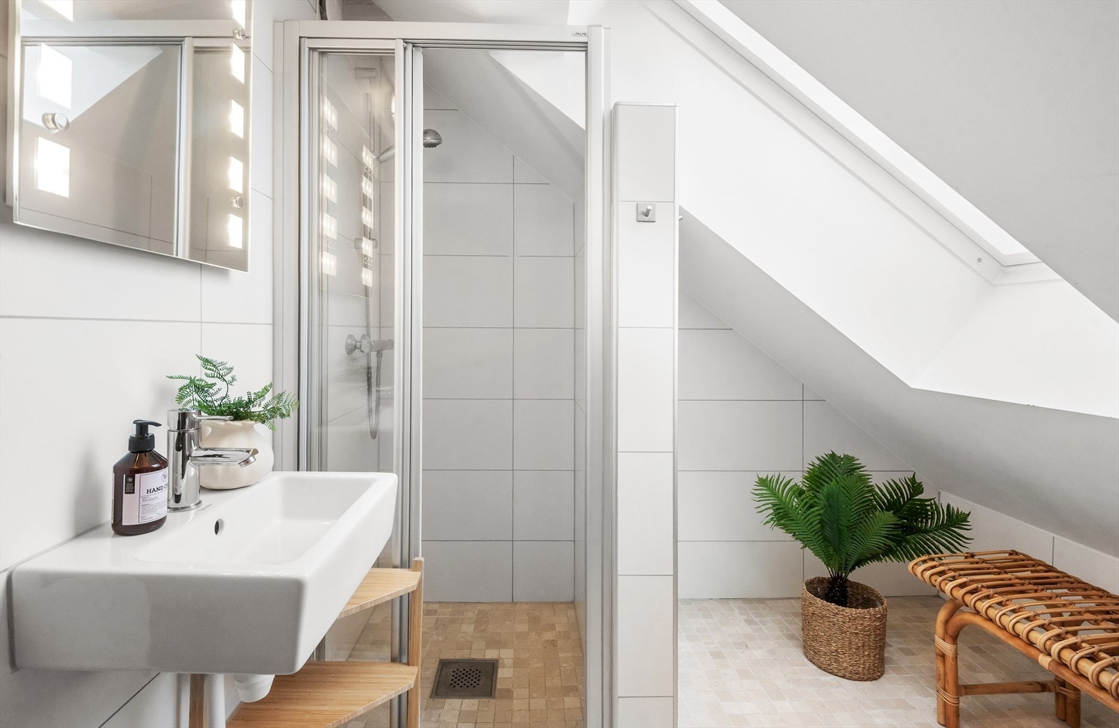 Delikat bad med flislagte overflate og elektrisk gulvvarme Galleribilde