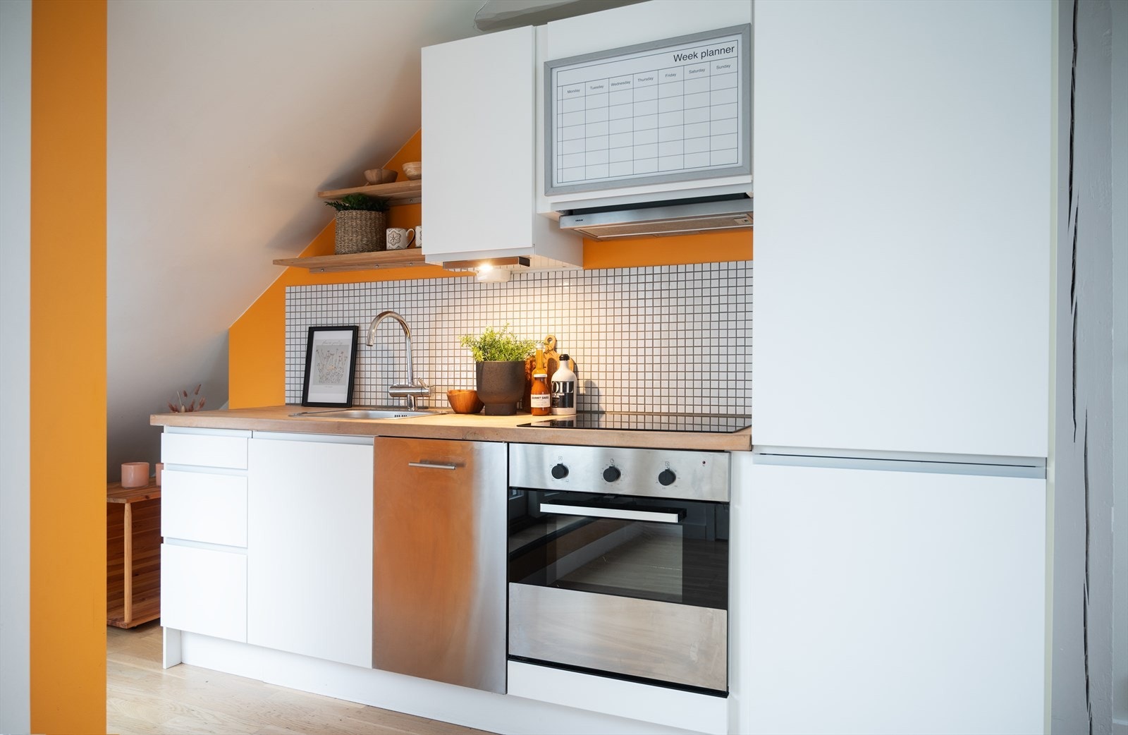 Det er integrert stekeovn, platetopp og kjøl/frys. Automatisk vannstopper er montert Galleribilde