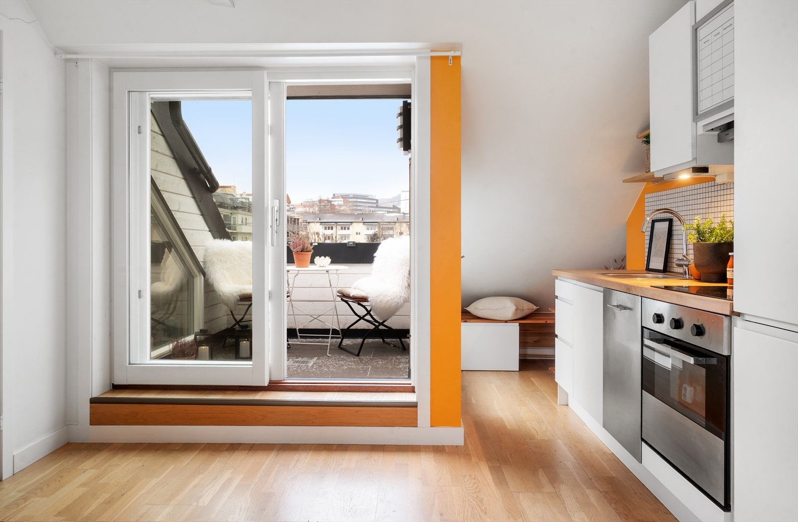 Her er det adgang til en herlig takterrasse med gode solforhold og plass til utemøbler Galleribilde