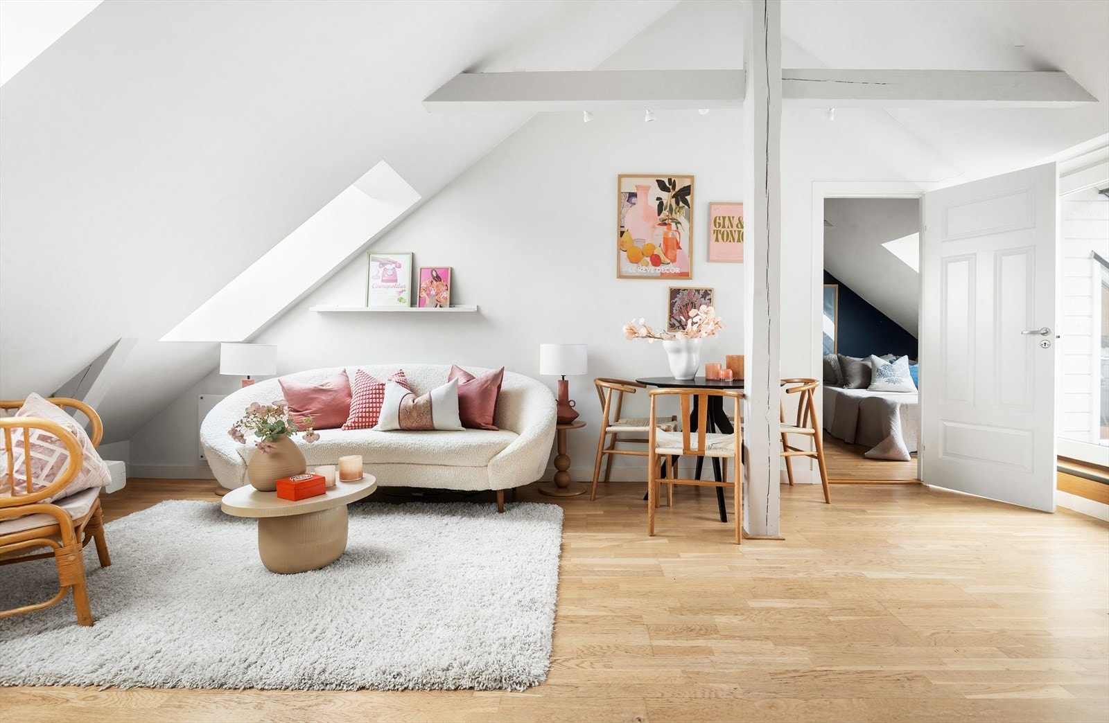 Leiligheten er av god standard med en praktisk planløsning som byr på flere møbleringsmuligheter Galleribilde