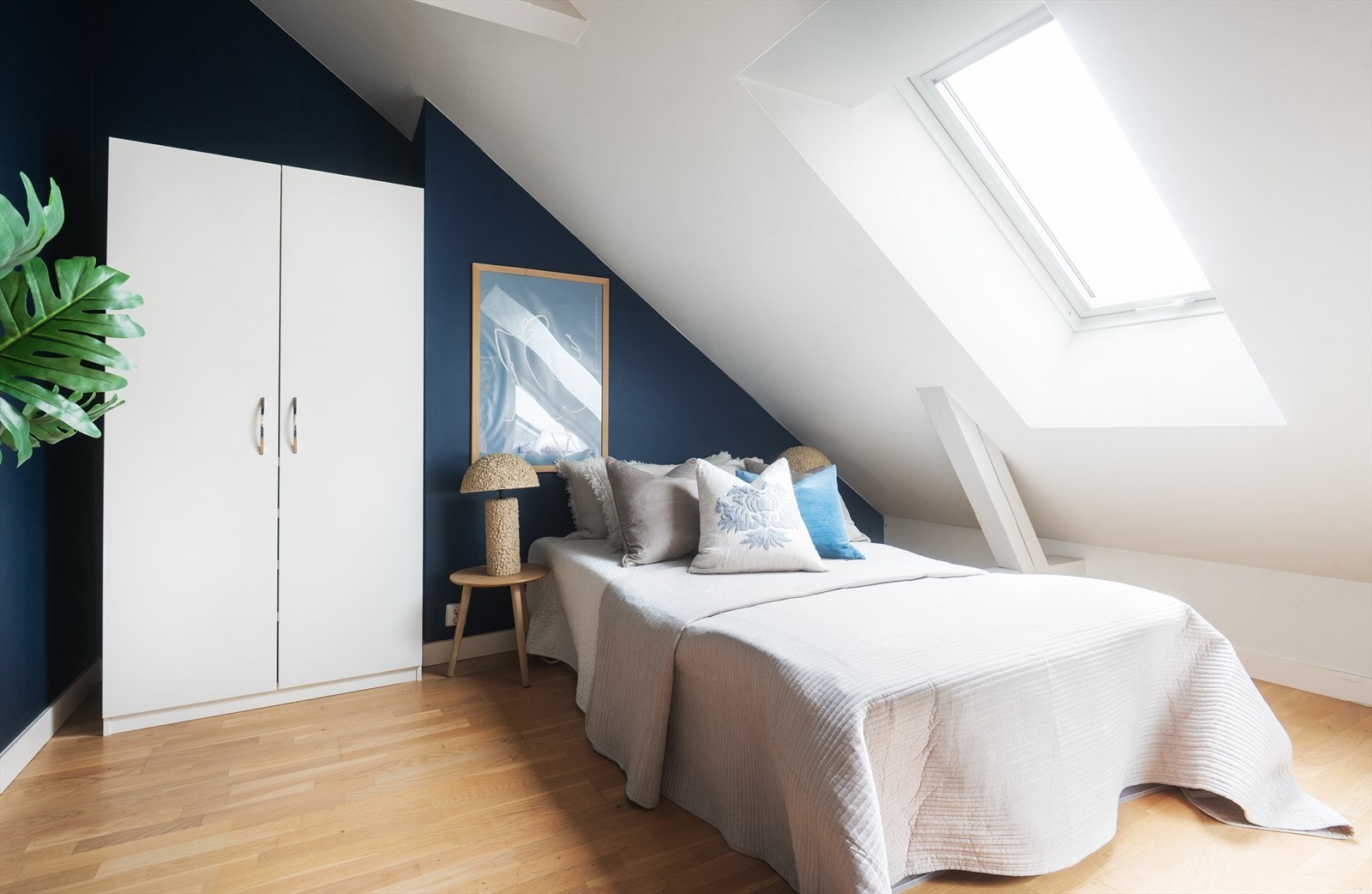 Soverommet er av god størrelse med plass til dobbeltseng og oppbevaring Galleribilde