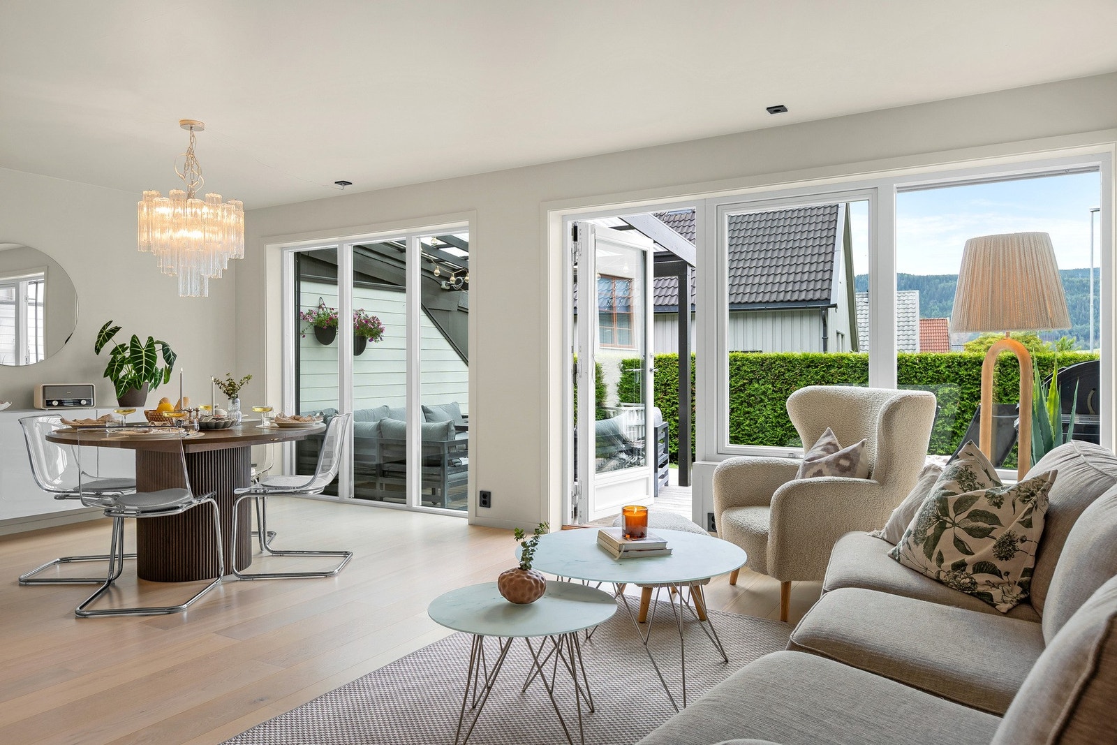 Oppholdsrommet i 1. etasje har lyse, tidsriktige og moderne farger og overflatevalg. Galleribilde