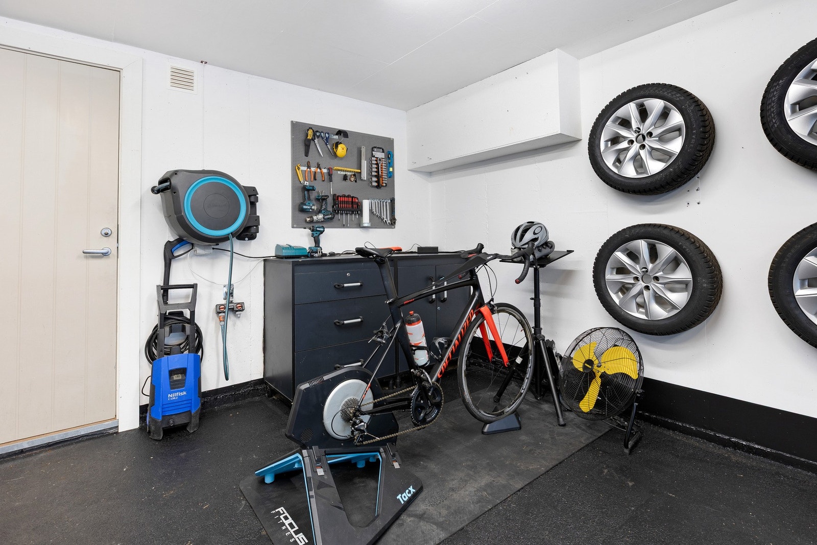 Garasjen har ekstra oppbevaringsmuligheter og plass til sykler, dekk og sportsutstyr - en praktisk løsning for en aktiv hverdag. Galleribilde