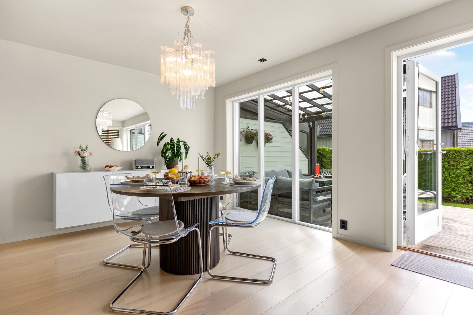 Lys og luftig spiseplass med utgang til uteområdet - perfekt for sommermåltider og sosiale sammenkomster. Galleribilde