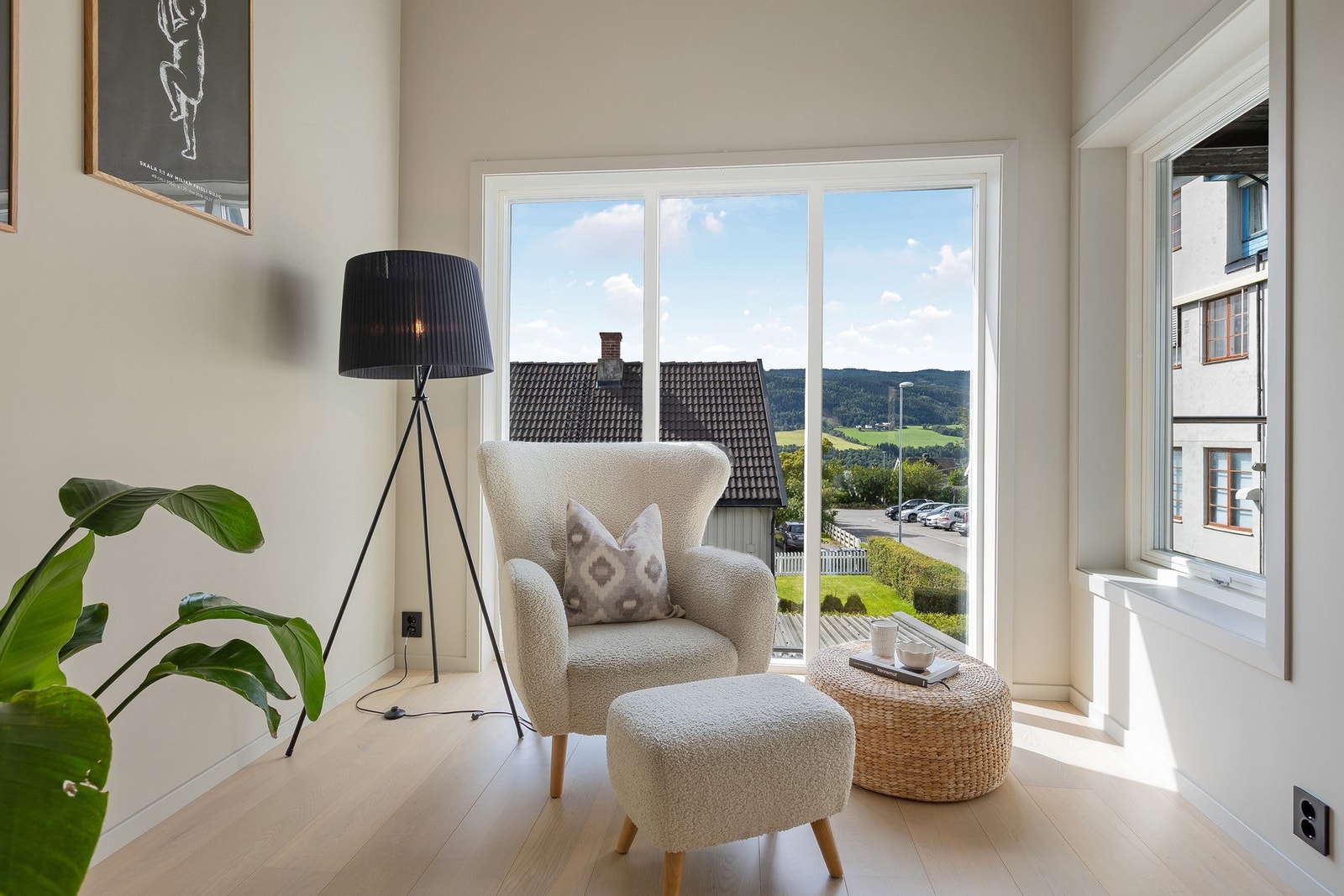 Et lyst hjørne med flott utsikt - perfekt som en stille krok for en bok, kaffe eller bare for å nyte lyset utenfra. Galleribilde