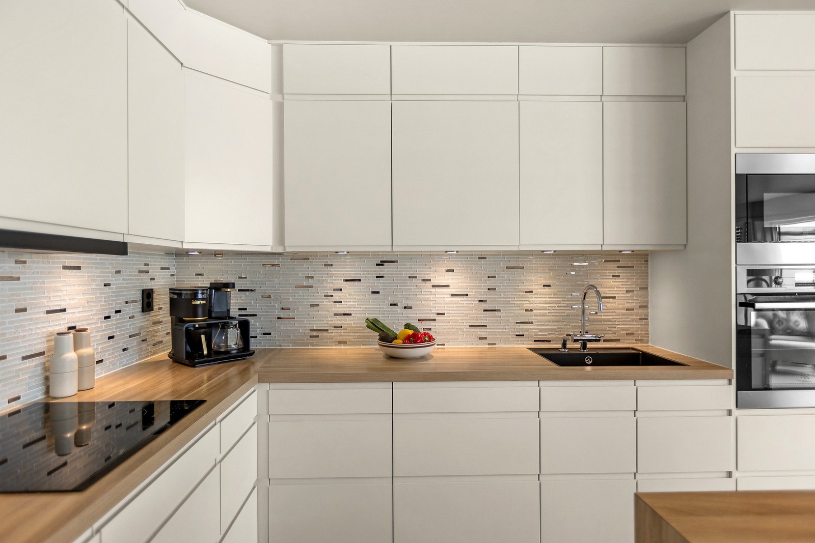 Praktisk utforming med rikelig skapplass og moderne løsninger som gjør matlagingen til en glede. Galleribilde