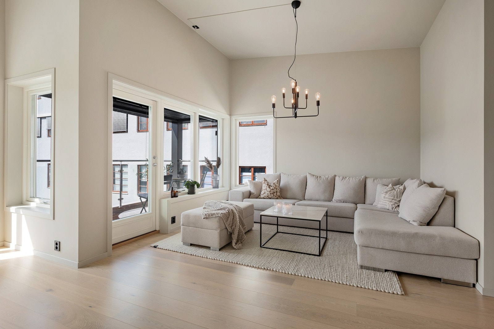 Rommet gir fleksible innredningsmuligheter, med god plass til sofagruppe, TV-sone og lesekrok. Galleribilde