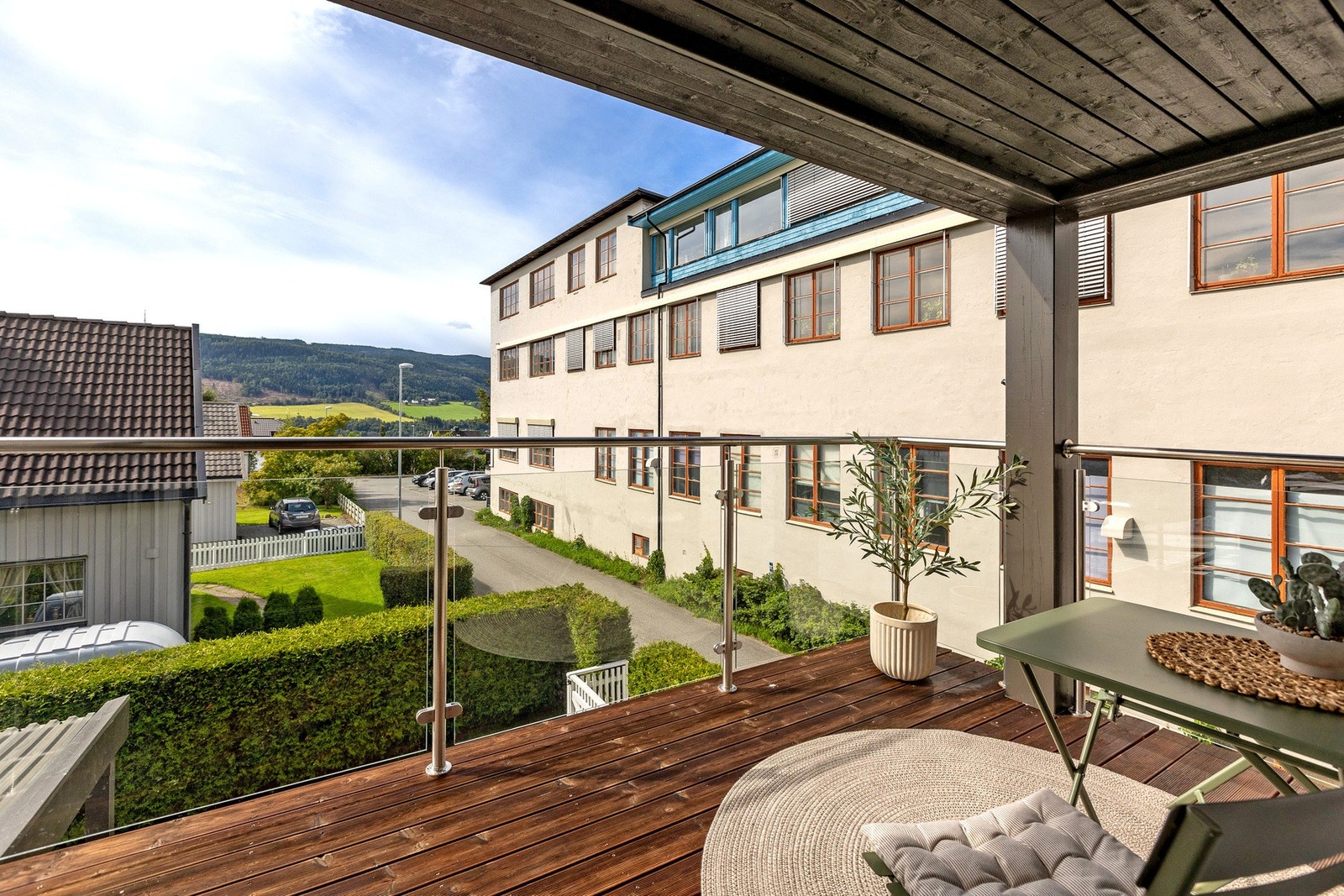 Koselig balkong med plass til bord og stoler - lun og overbygget - perfekt for en kopp kaffe eller en stille stund ute. Galleribilde