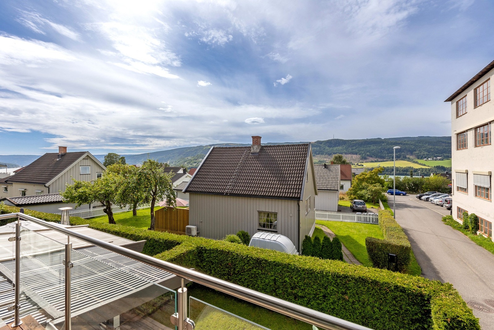 Fra balkongen i 2. etasje kan du nyte god dags- og ettermiddagssol samt en hyggelig utsikt over nærområdet. Galleribilde
