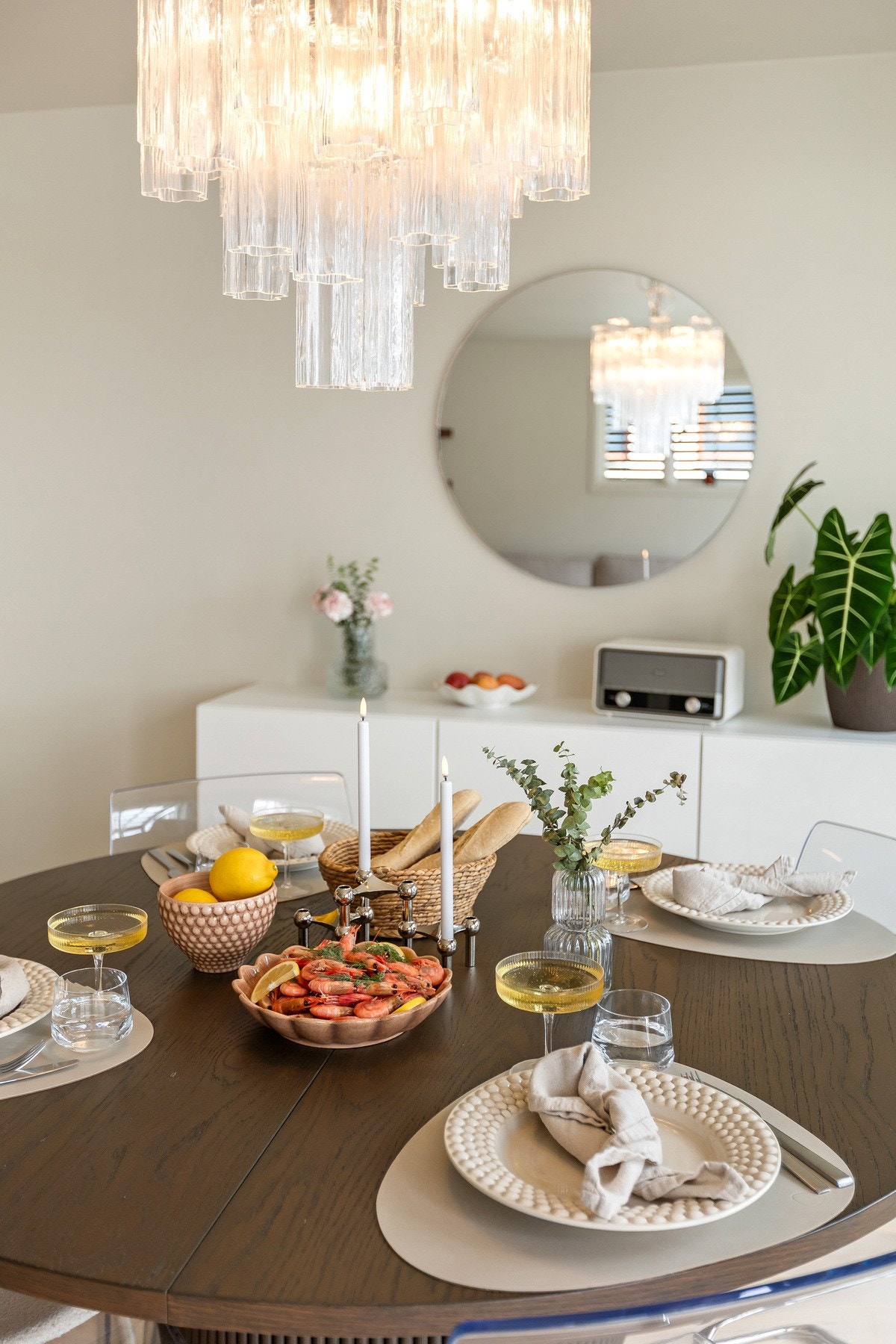 En innbydende spiseplass som inviterer til hyggelige middager og gode samtaler rundt bordet. Galleribilde