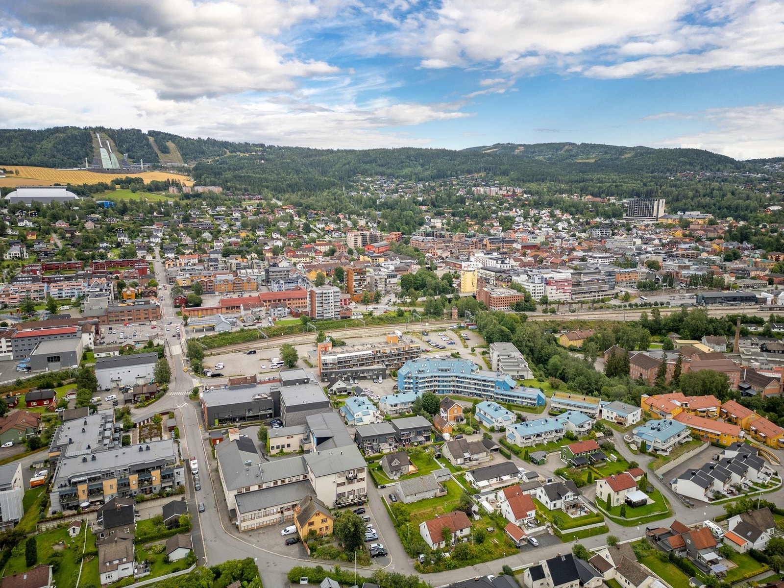 Fra boligen er det kort vei til jernbanestasjonen, sentrumspuls og de store grøntområdene rundt byen - alt innen komfortabel gangavstand. Galleribilde