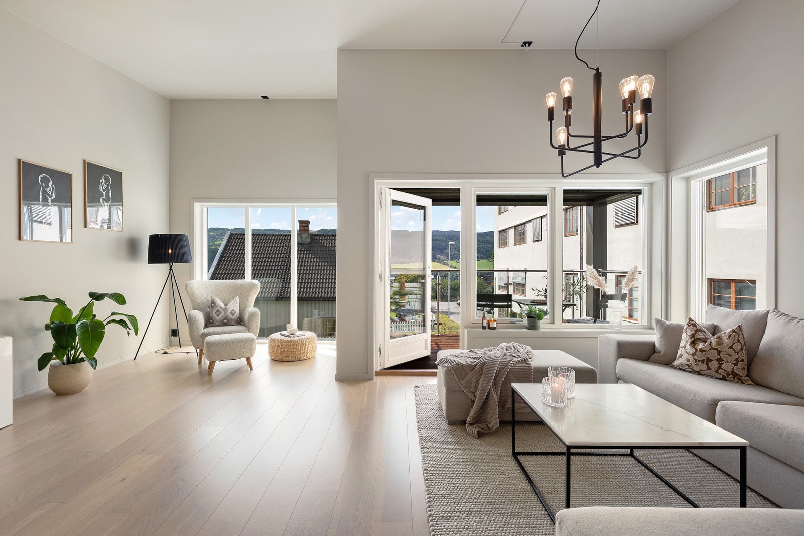 En nydelig stue i 2. etasje med store vindusflater som slipper inn rikelig med dagslys og gir en luftig atmosfære. Galleribilde