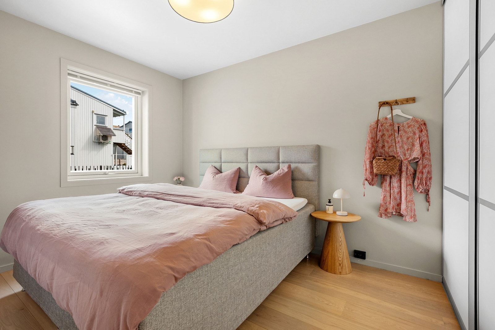 Behagelig hovedsoverom med plass til dobbeltseng og praktisk garderobeløsning. Galleribilde
