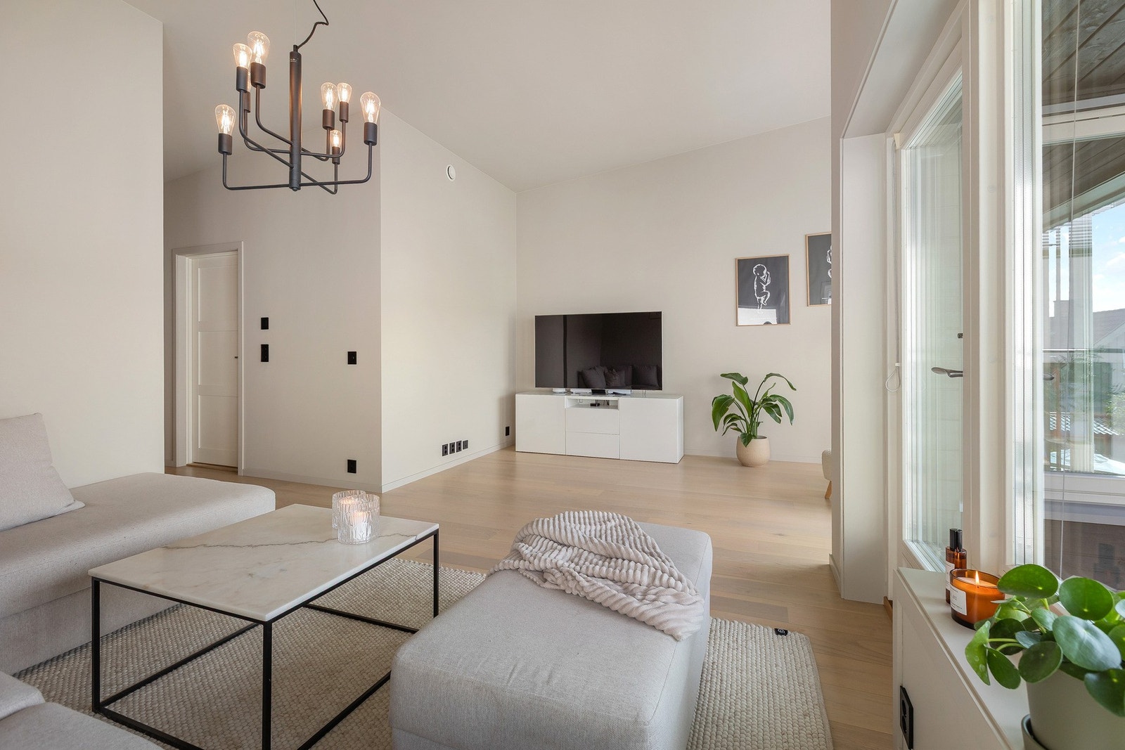 Stuen har rene linjer, delikate farger og en innbydende romfølelse - et naturlig samlingspunkt i hjemmet. Galleribilde