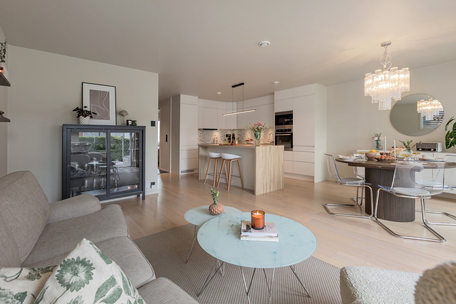 Åpen løsning som gir en naturlig flyt mellom stue og kjøkken. Galleribilde