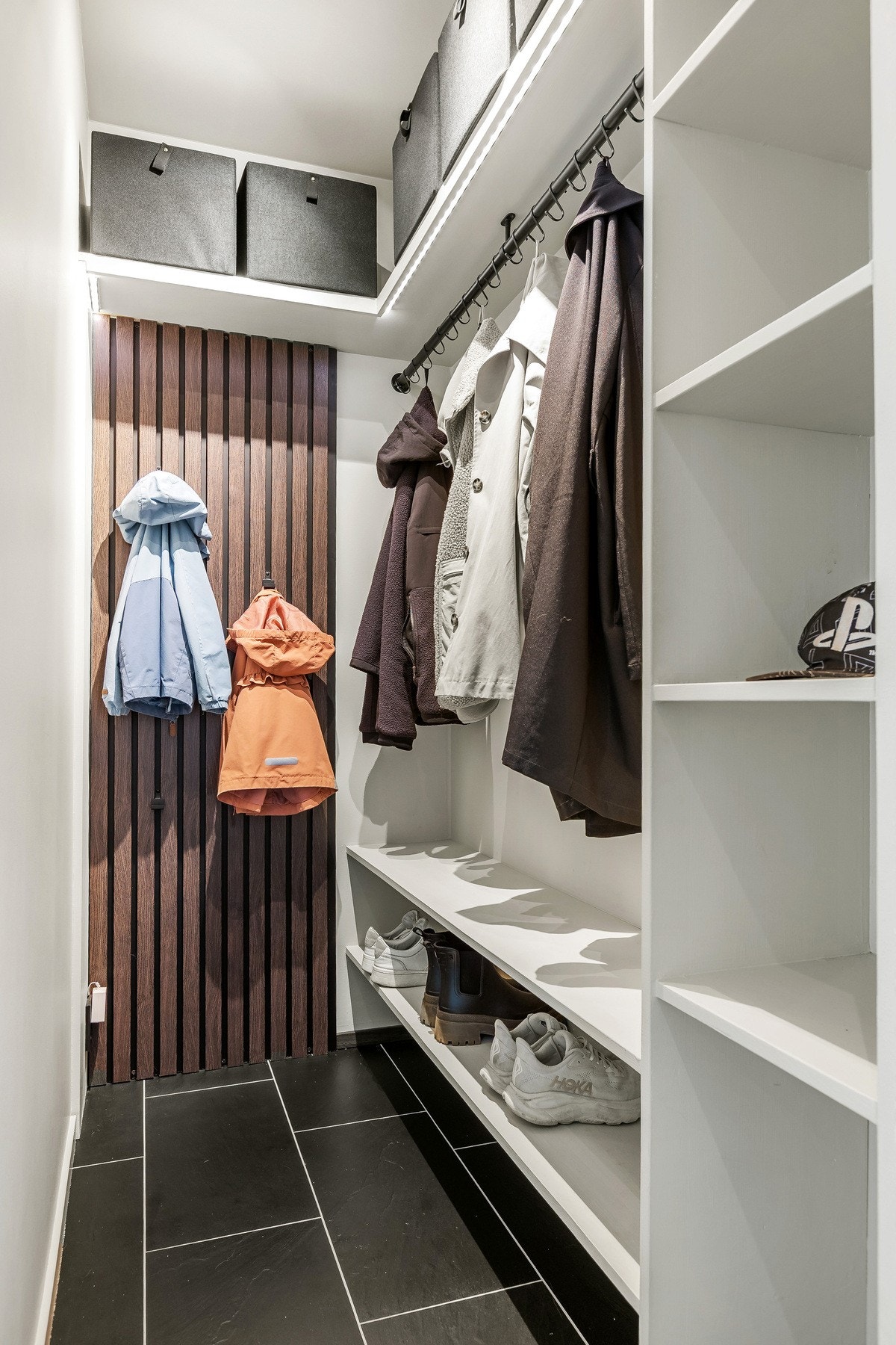 Smart og funksjonell garderobeløsning med god plass til yttertøy, sko og oppbevaring. Galleribilde
