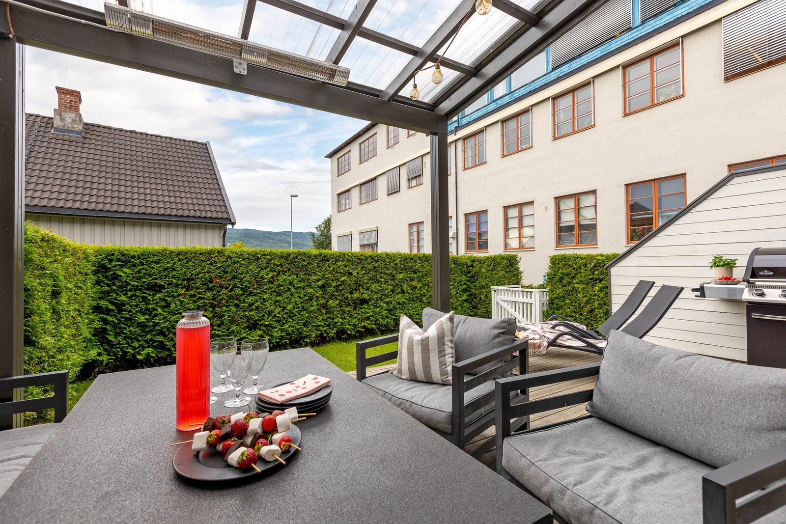 Lun og skjermet terrasse med pergola - perfekt for både hyggelige middager og rolige stunder ute. Galleribilde