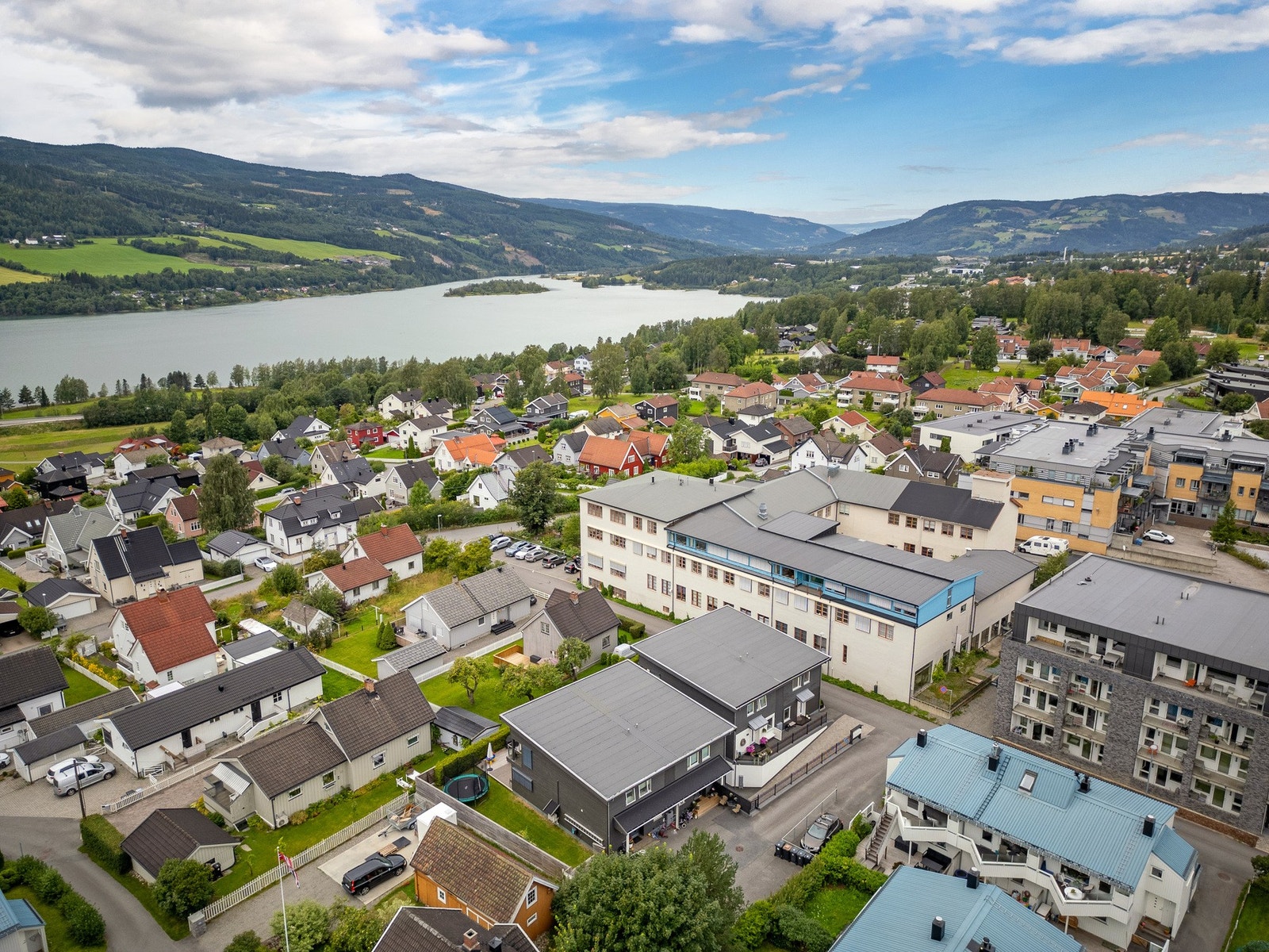 Flott oversikt over nærområdet - her bor du med nærhet til både Mjøsa, friområder og strandpromenaden. Galleribilde