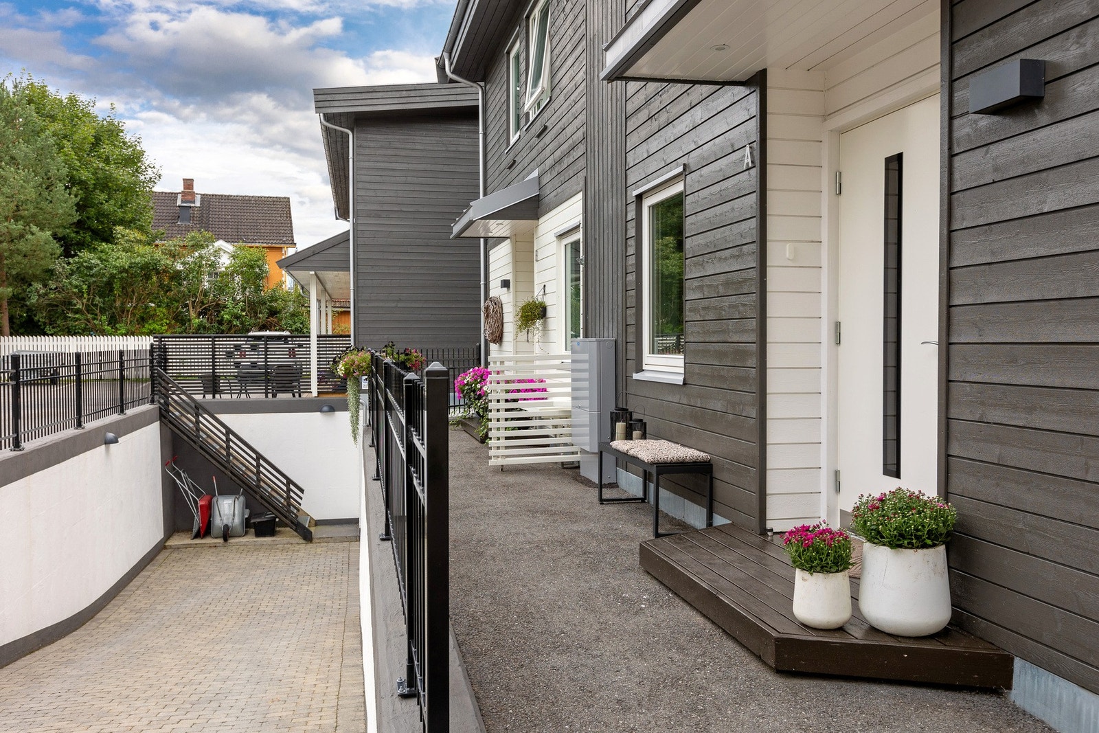 Velstelt inngangsparti med god plass og hyggelig adkomst til boligen. Galleribilde