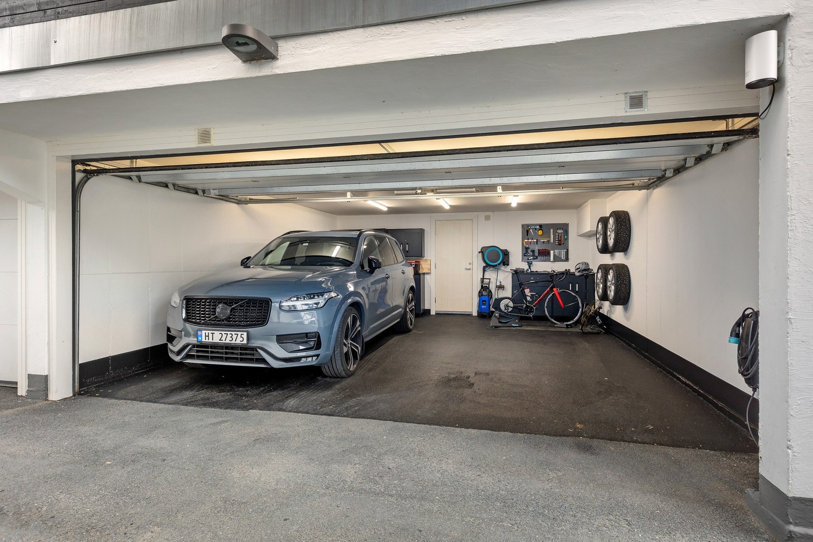 Egen garasjeplass med god takhøyde og plass til både bil og utstyr. Galleribilde