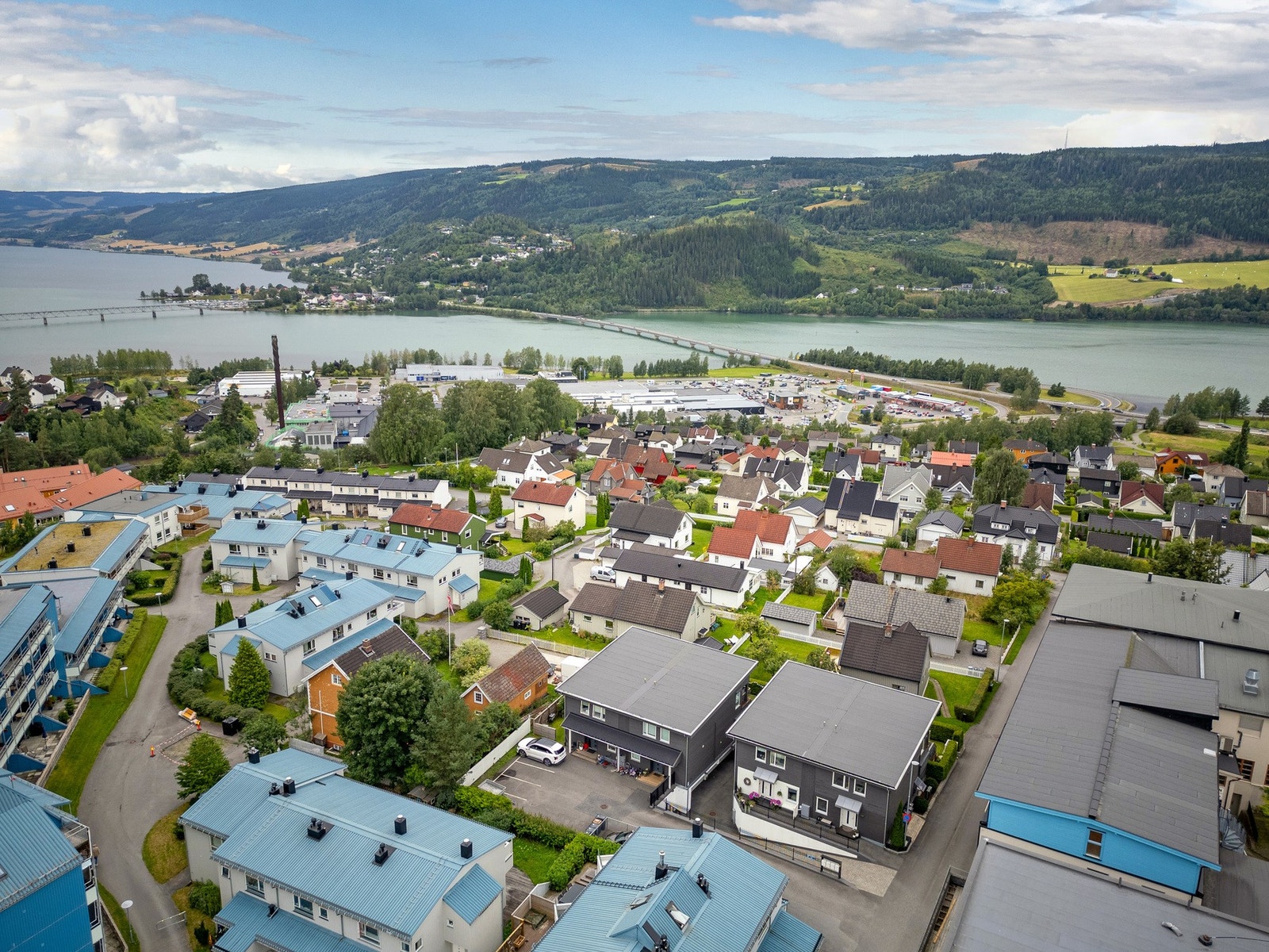 Kun få minutter unna ligger Strandtorget kjøpesenter med et bredt utvalg av butikker og tjenester. Galleribilde