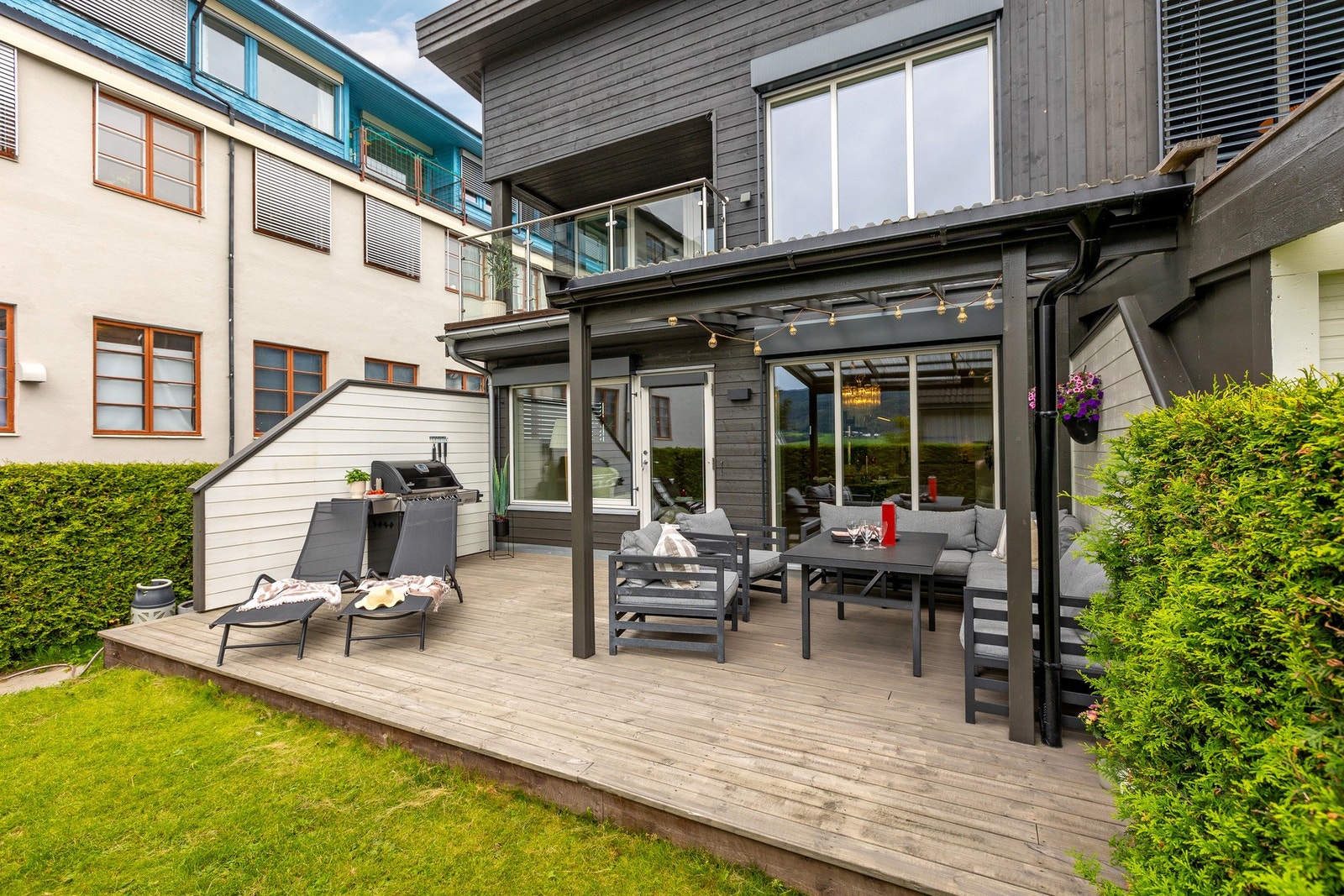 Romslig terrasse med god plass til både spisebord, loungegruppe og grill. Galleribilde