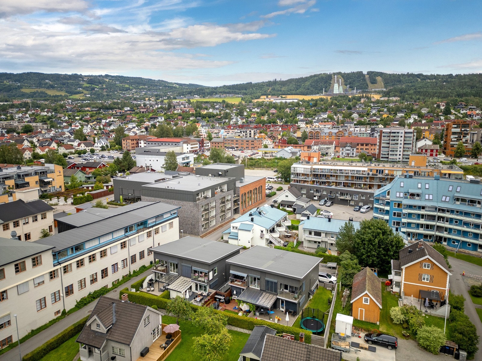 Boligen ligger kun en kort spasertur fra Lillehammer sentrum med butikker, kaféer og servicetilbud. Galleribilde