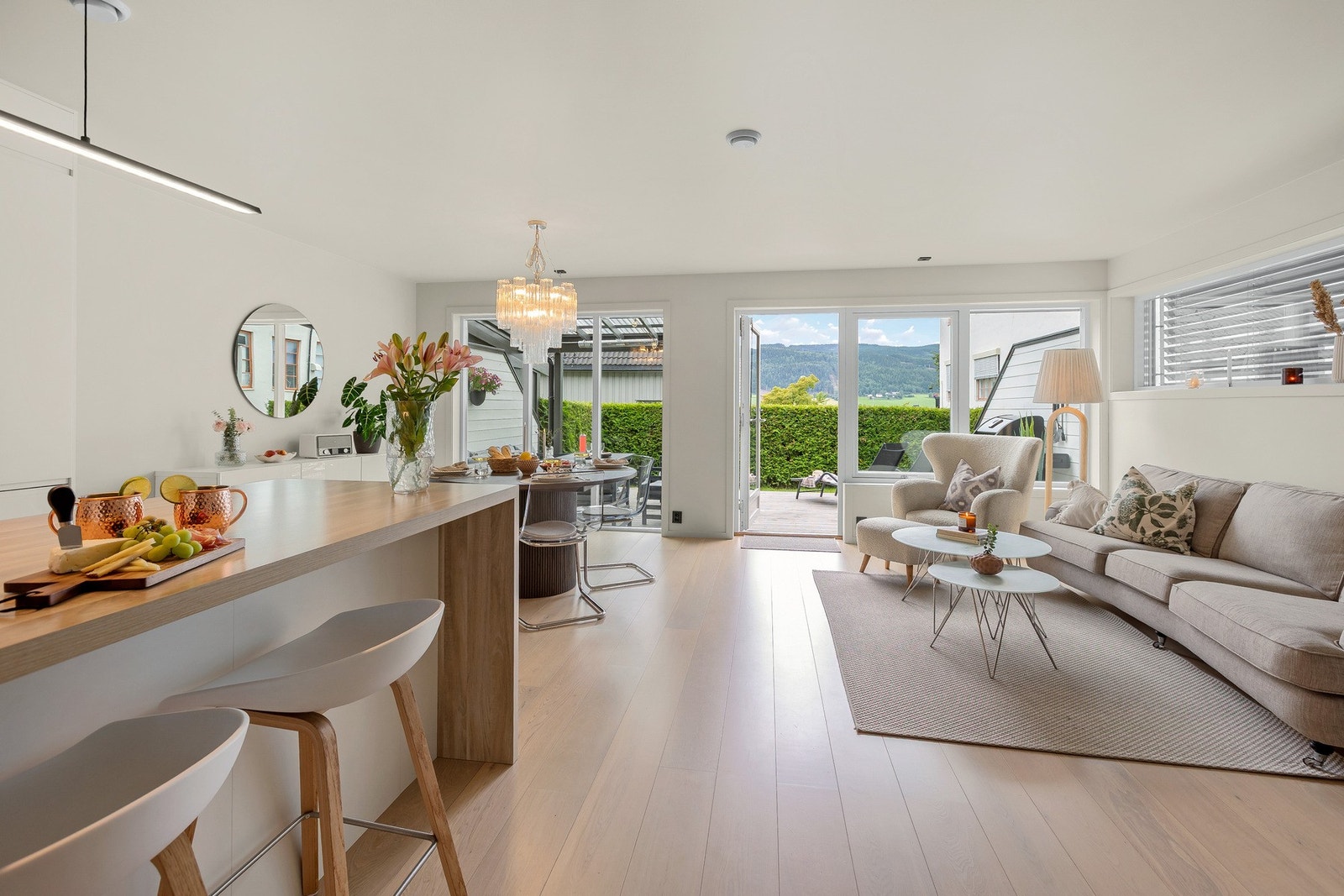 Store vindusflater, utgang til terrasse og moderne planløsning gir en bolig med ekstra god romfølelse. Galleribilde