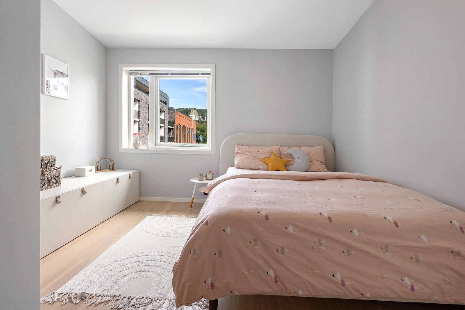 Lyst og trivelig rom som passer like godt som barnerom, gjesterom eller hjemmekontor. Galleribilde