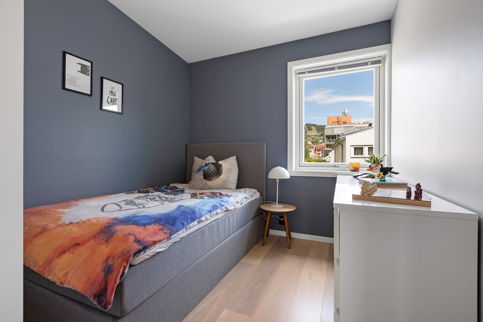 Trivelig soverom med god plass og vindu som slipper inn rikelig med dagslys. Galleribilde