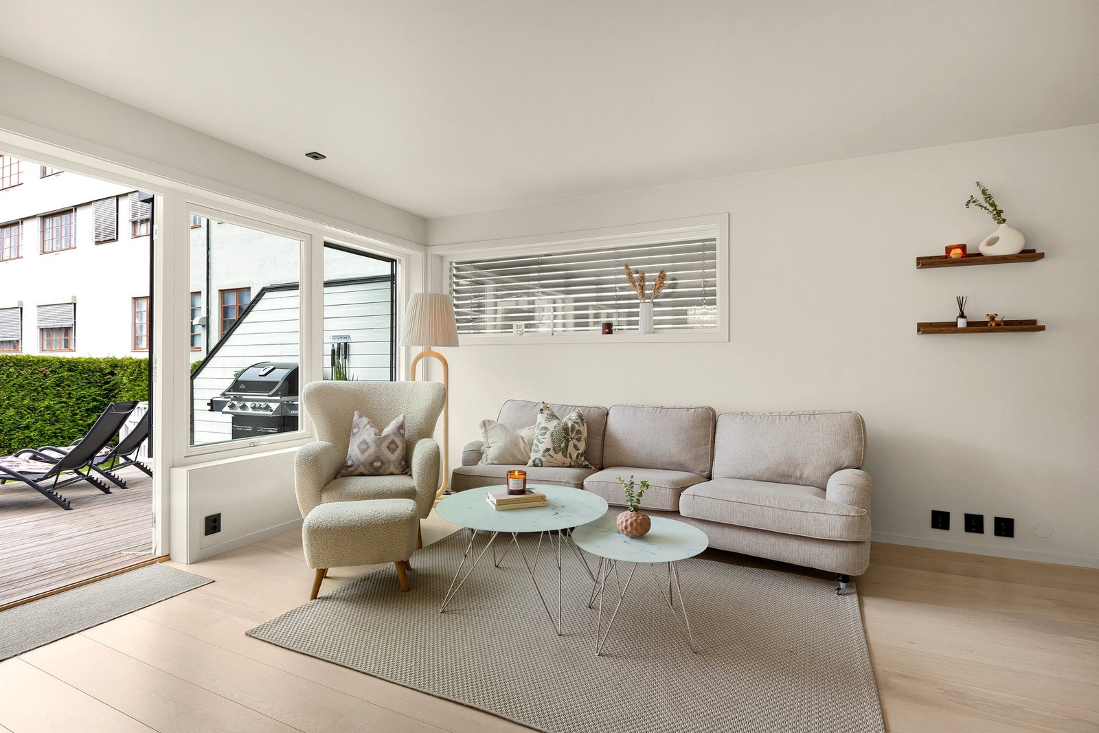 Koselig sofahjørne med store vinduer som slipper inn masse lys - et perfekt sted å slappe av. Galleribilde