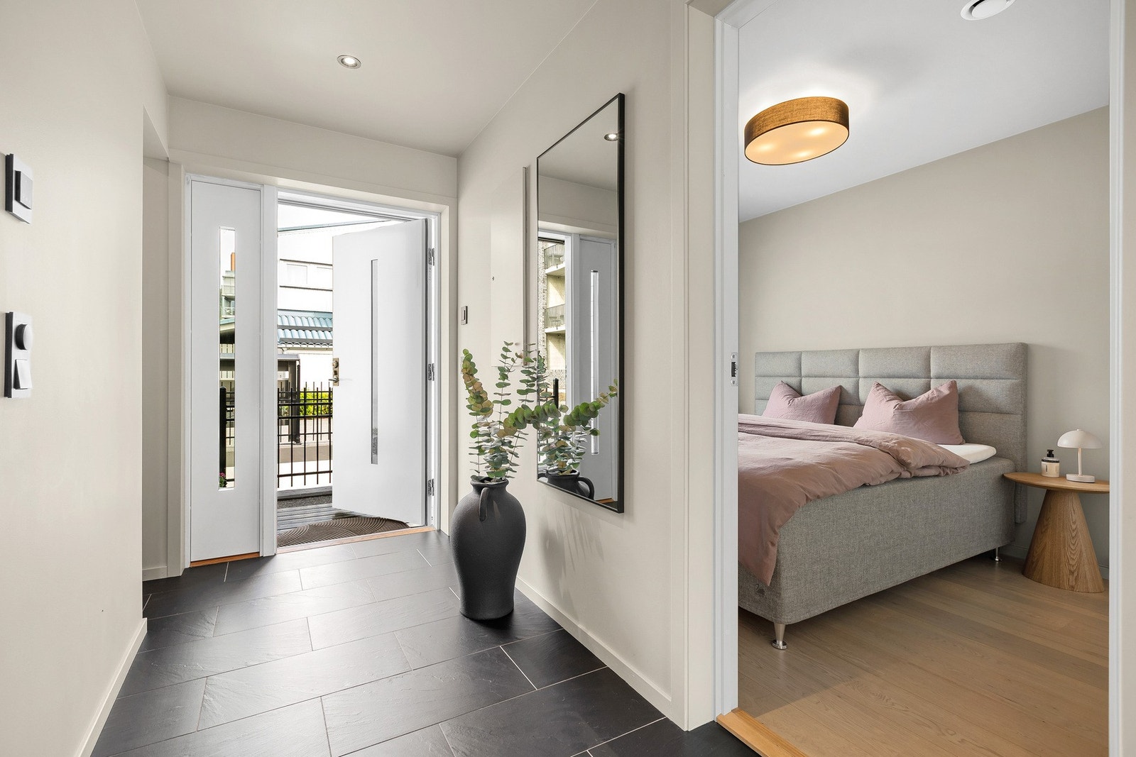 Lys og romslig entré som gir et innbydende førsteinntrykk - her føler du deg hjemme fra første stund. Galleribilde