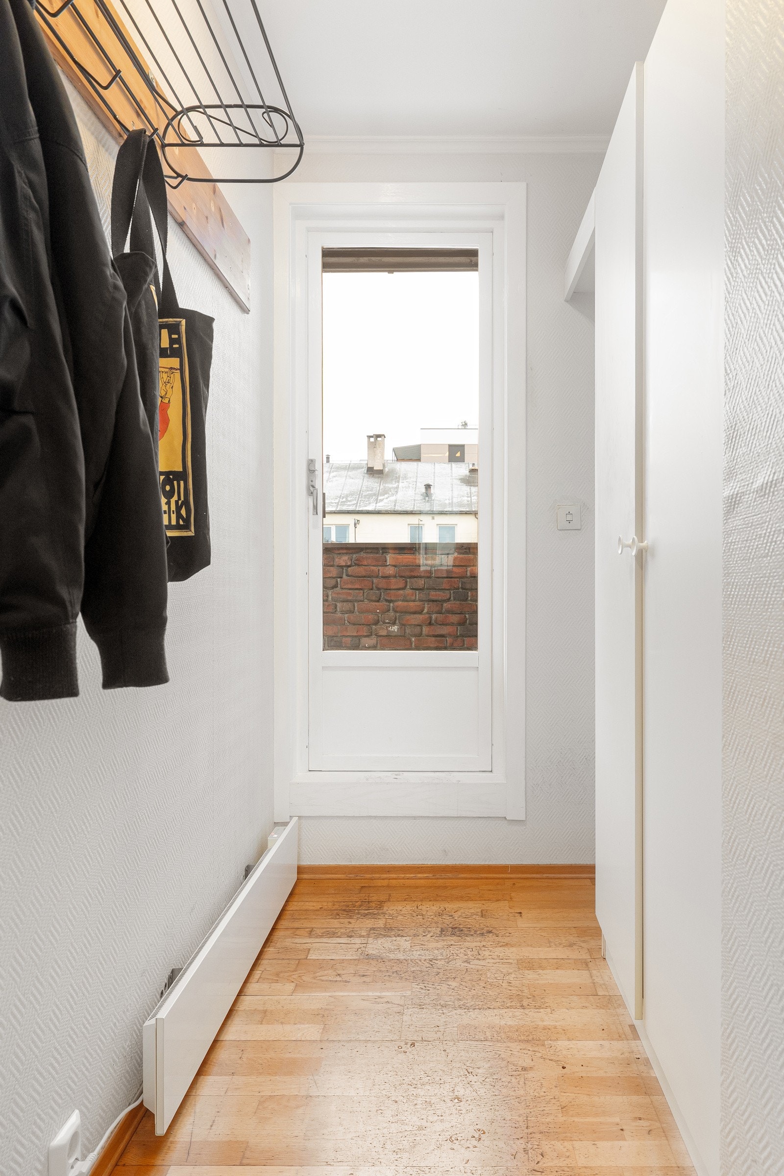 Entréen er innredet med garderobeskap hvor yttertøy kan ryddes bort. Galleribilde