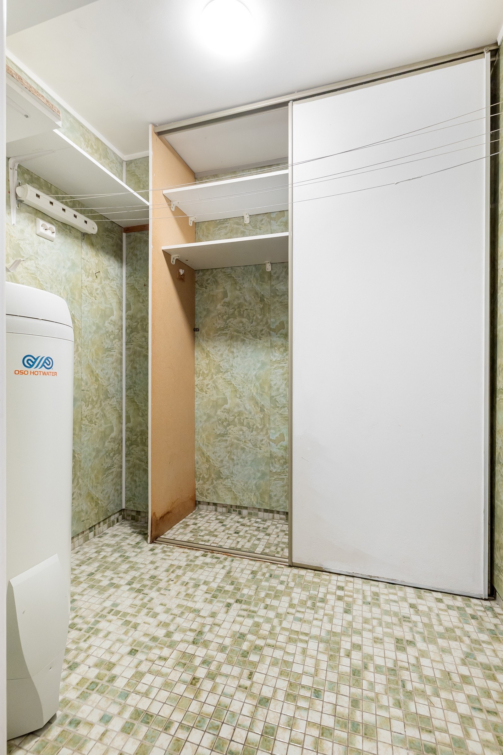 Videre innover fra badet ligger et praktisk vaskerom med opplegg for vaskemaskin og tørketrommel. Galleribilde