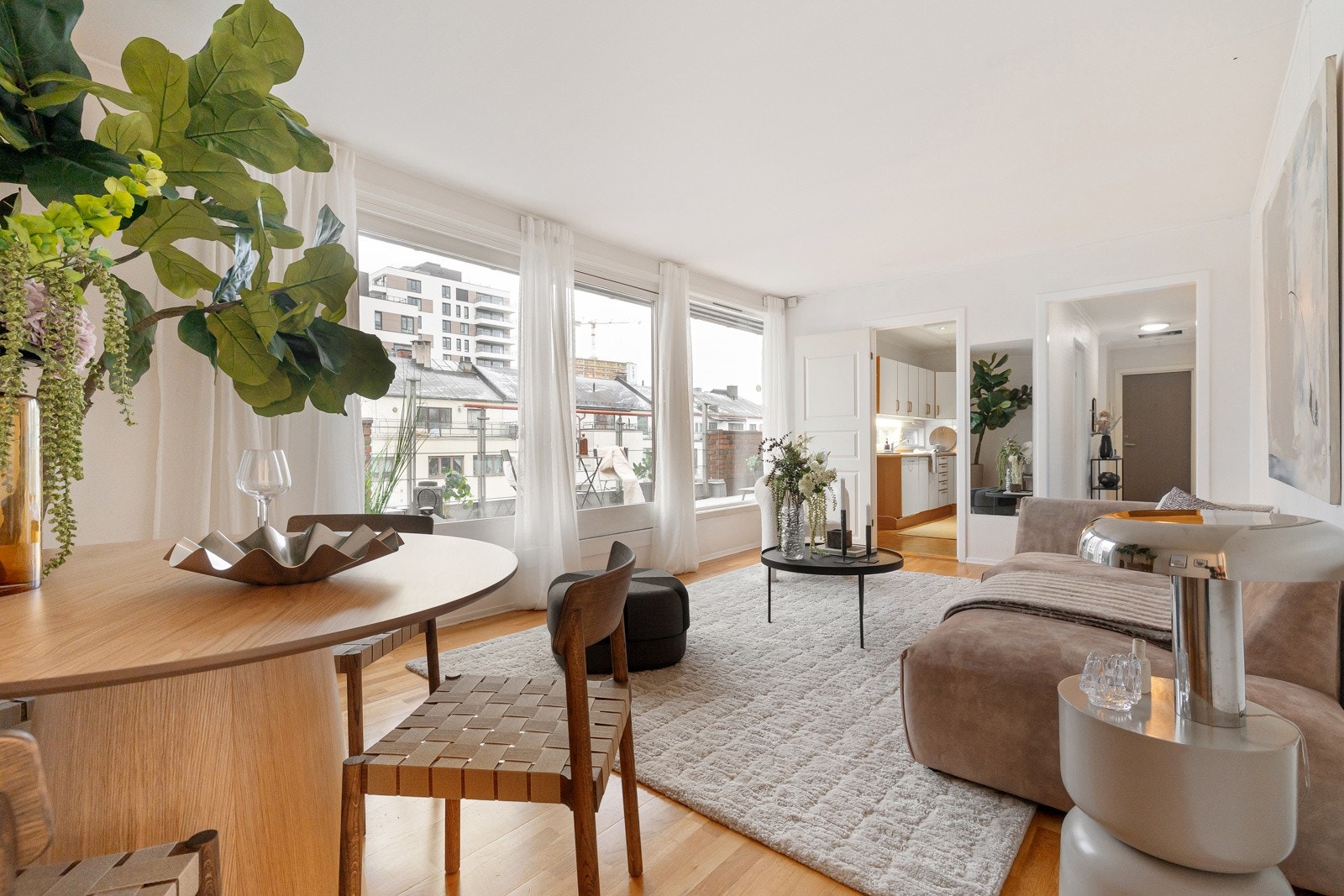 Stuen har god plass til sofagruppe med tilhørende møblement og spisebord. Galleribilde